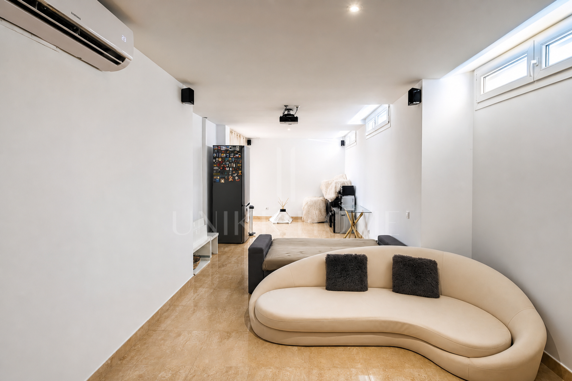 ¡Luminosa Casa Adosada de 6 Dormitorios con Vistas al Mar y Piscina Comunitaria!