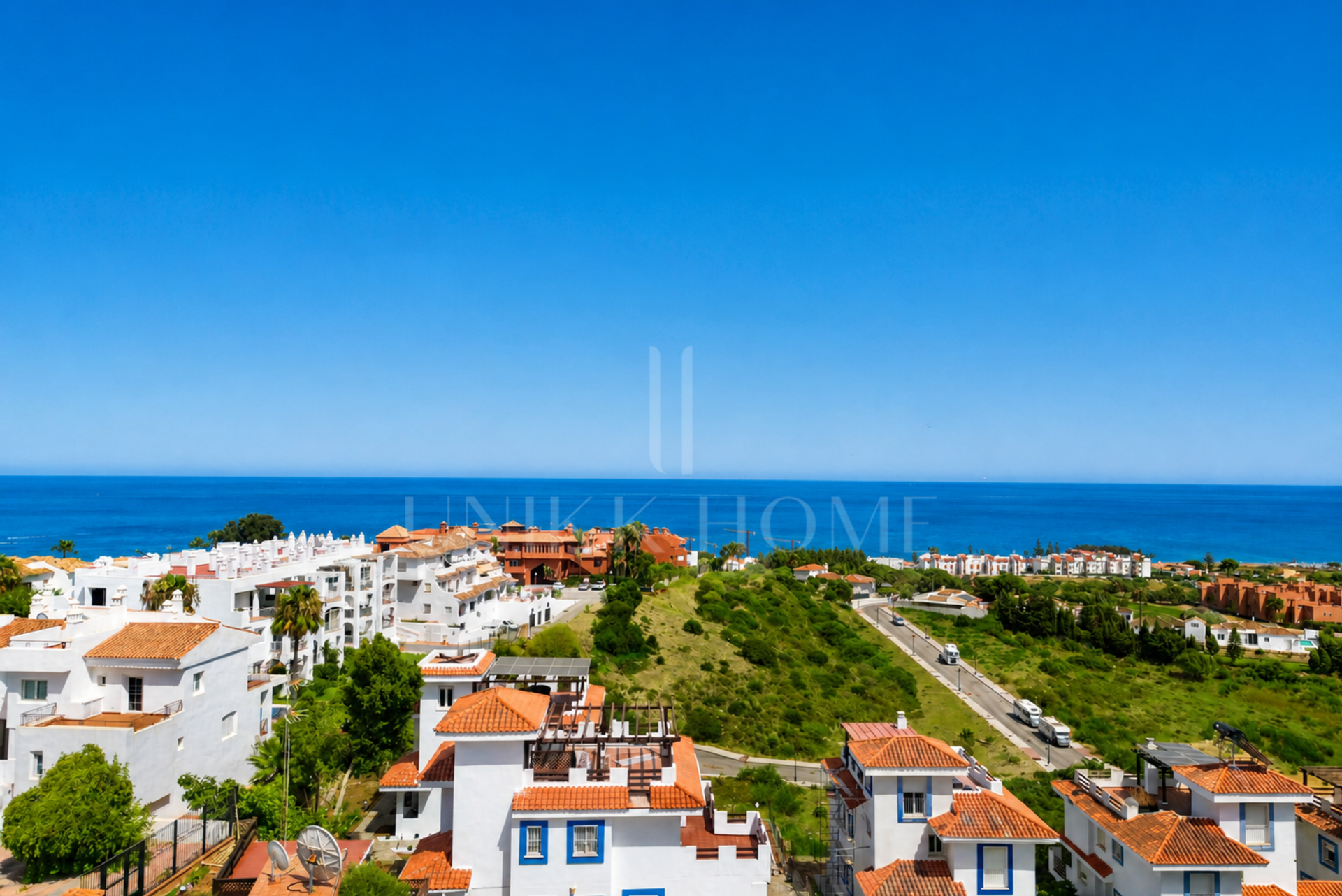 ¡Luminosa Casa Adosada de 6 Dormitorios con Vistas al Mar y Piscina Comunitaria!