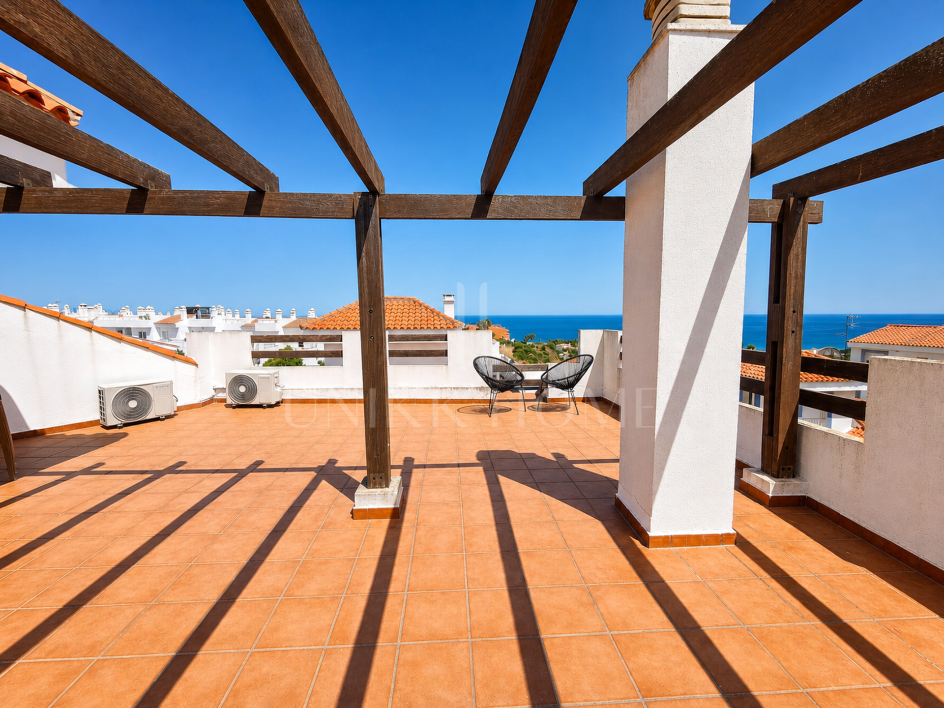 ¡Luminosa Casa Adosada de 6 Dormitorios con Vistas al Mar y Piscina Comunitaria!