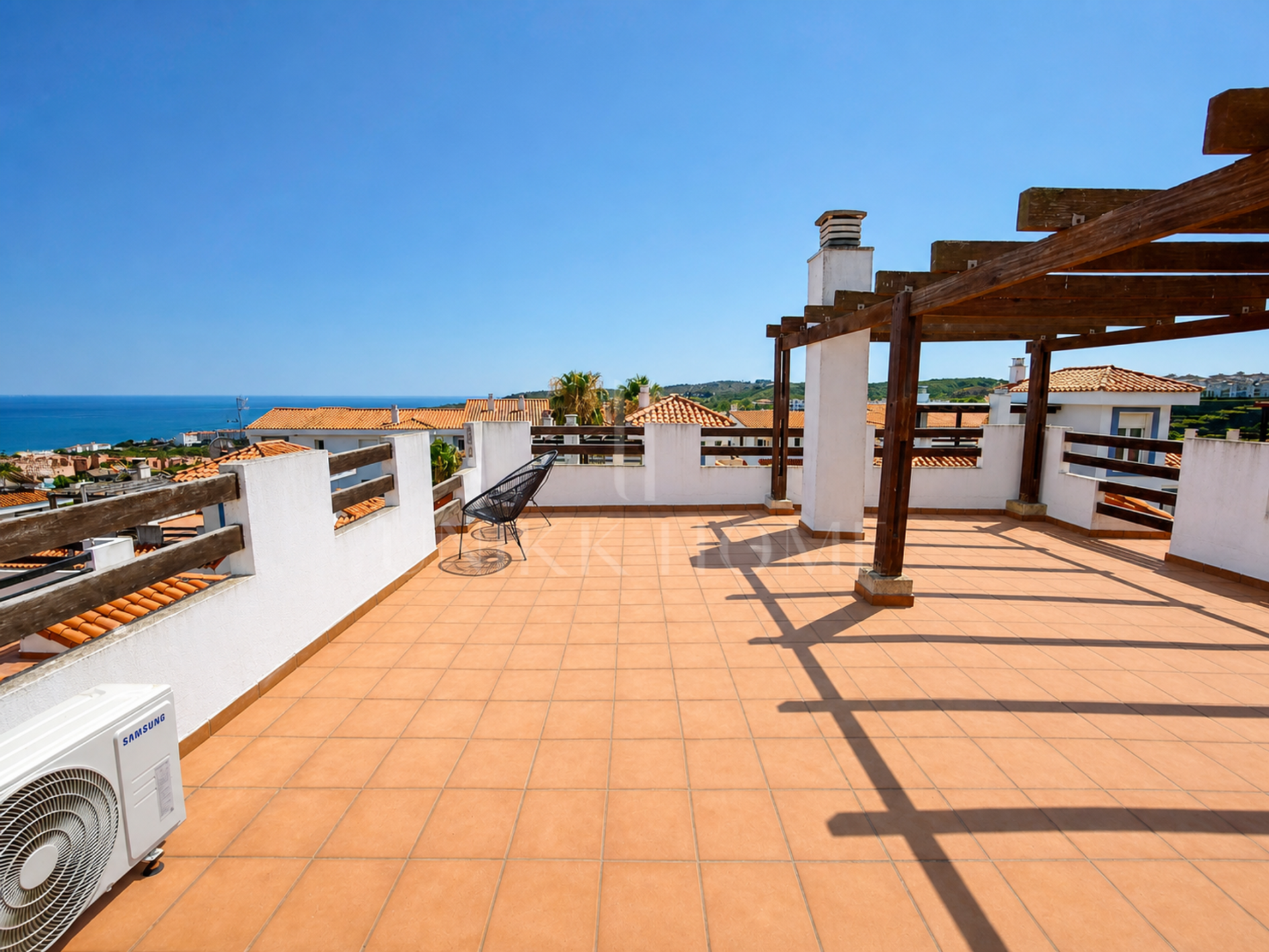 ¡Luminosa Casa Adosada de 6 Dormitorios con Vistas al Mar y Piscina Comunitaria!