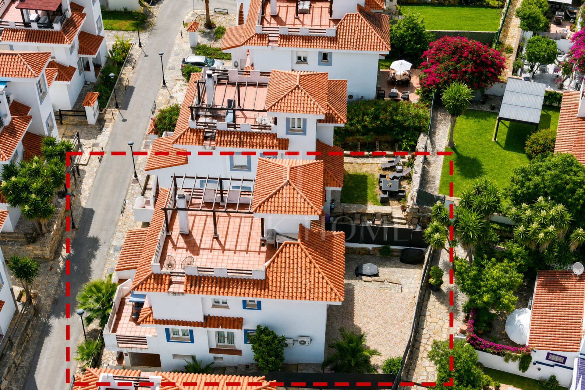 ¡Luminosa Casa Adosada de 6 Dormitorios con Vistas al Mar y Piscina Comunitaria!