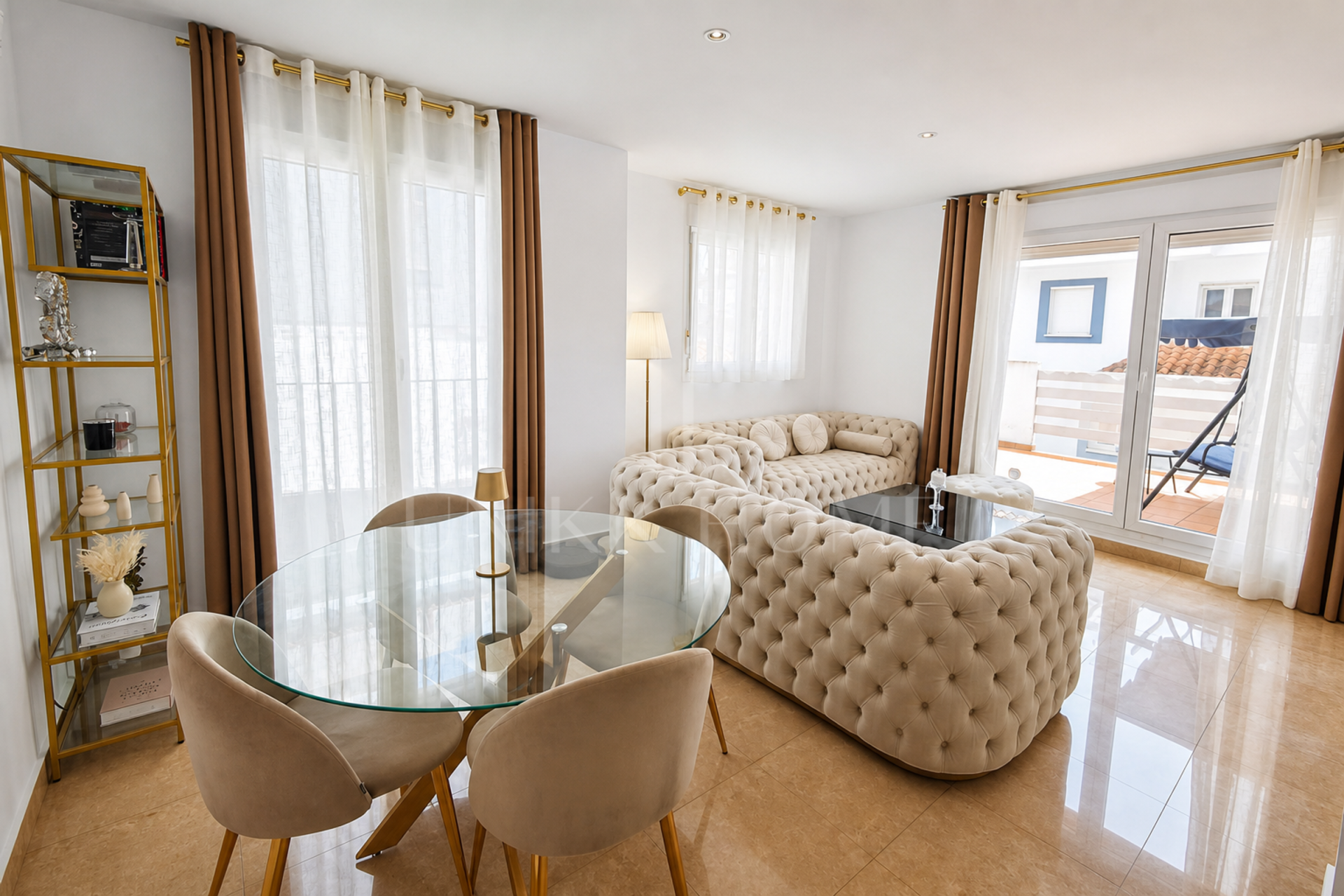 ¡Luminosa Casa Adosada de 6 Dormitorios con Vistas al Mar y Piscina Comunitaria!