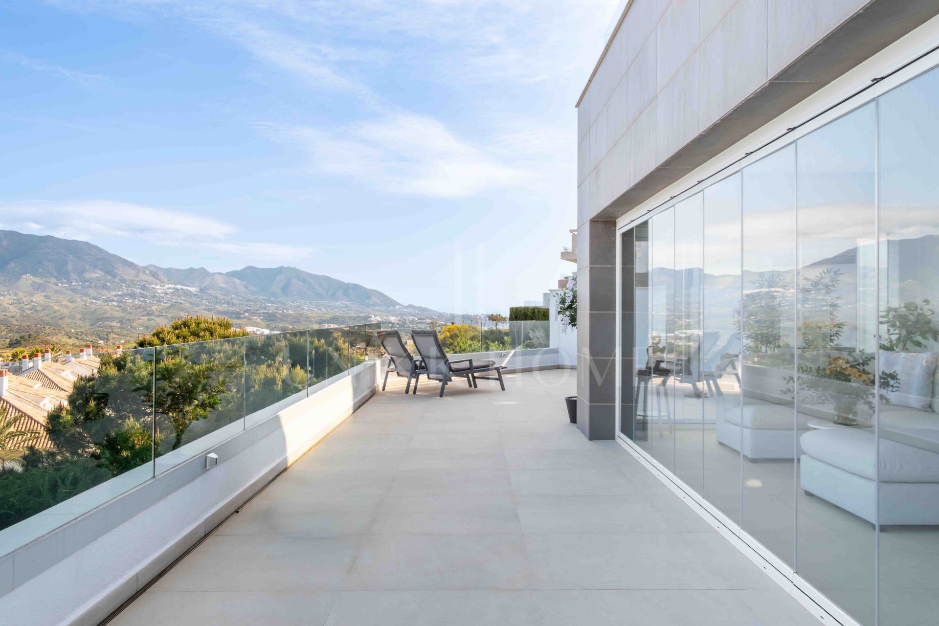 Extraordinary apartment with huge terrace & panoramic views