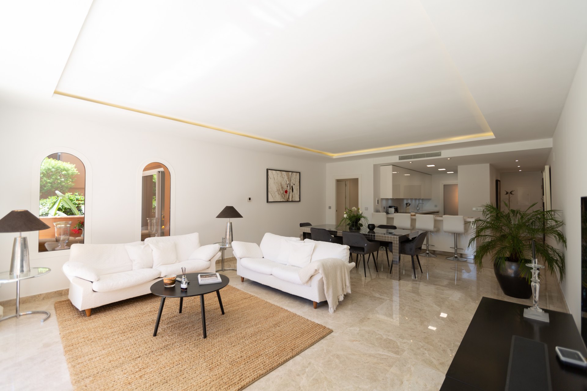 Luxurious and spacious 3-bedroom apartment on the intermediate floor in the heart of the Golf Valley - La Cerquilla - Nueva Andalucía - Marbella