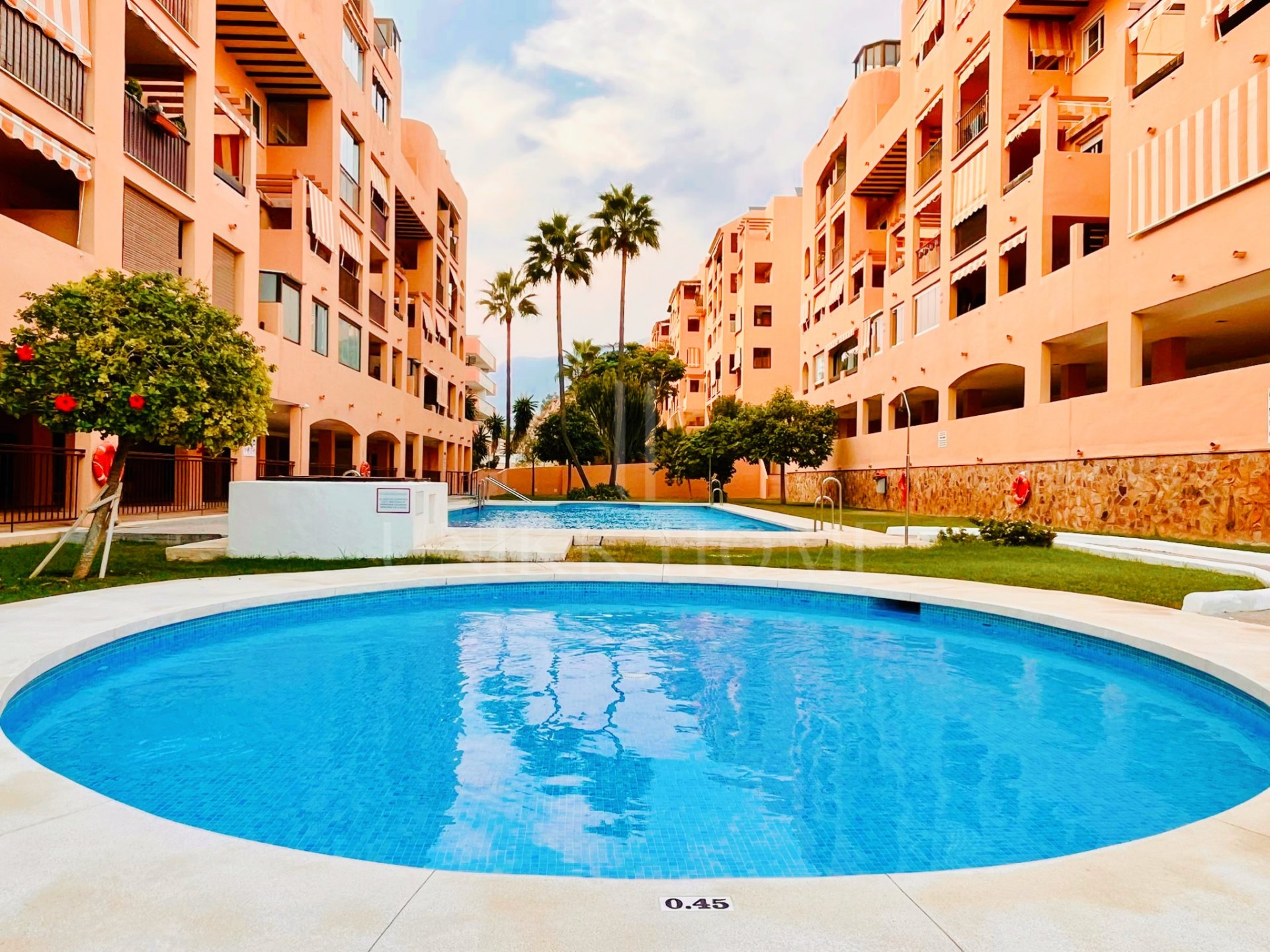 Apartamento familiar con piscina , zonas verde y pista de padel, en una de la mejores zonas de los Pacos, Fuengirola