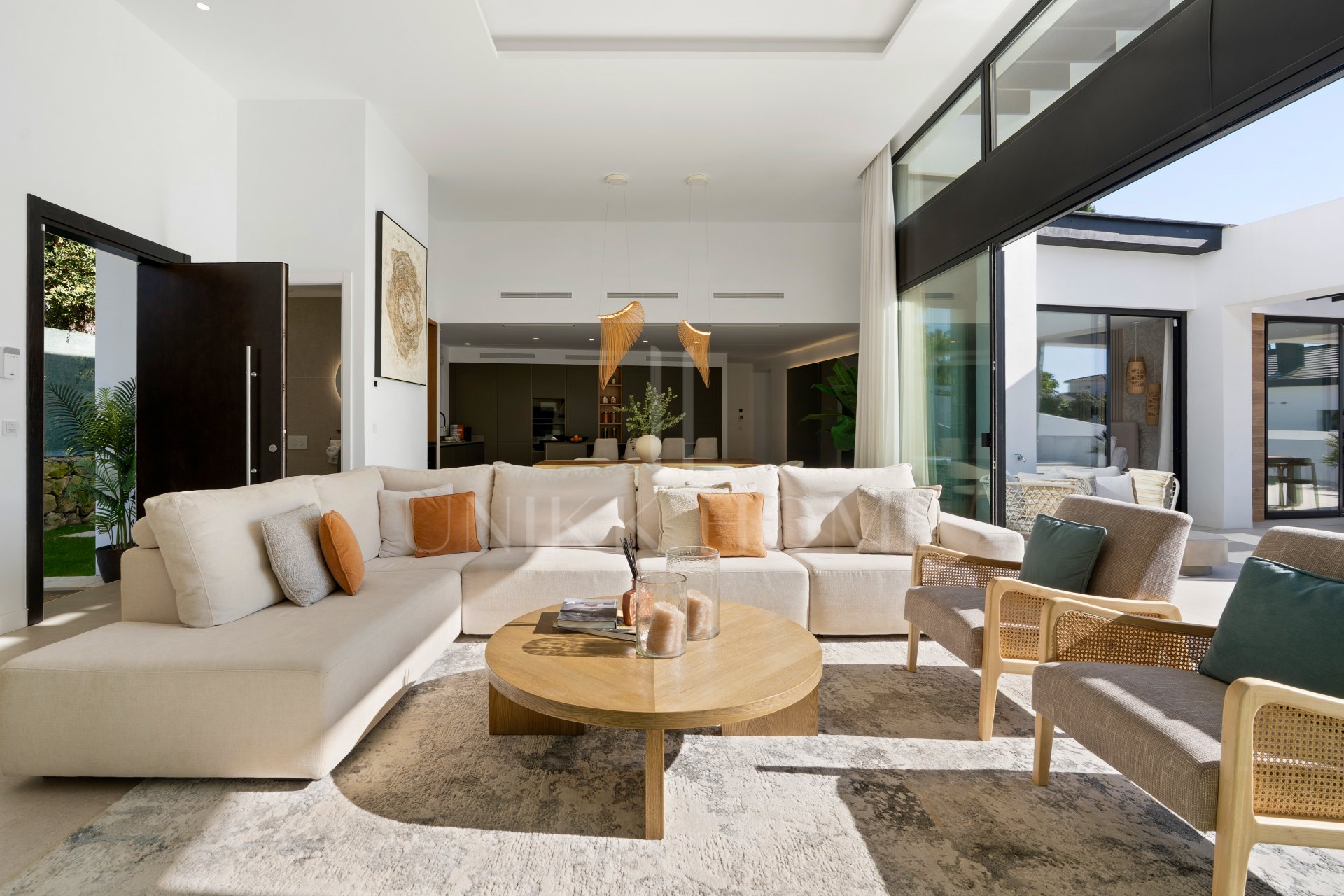 Villa for sale in Los Naranjos, Nueva Andalucia