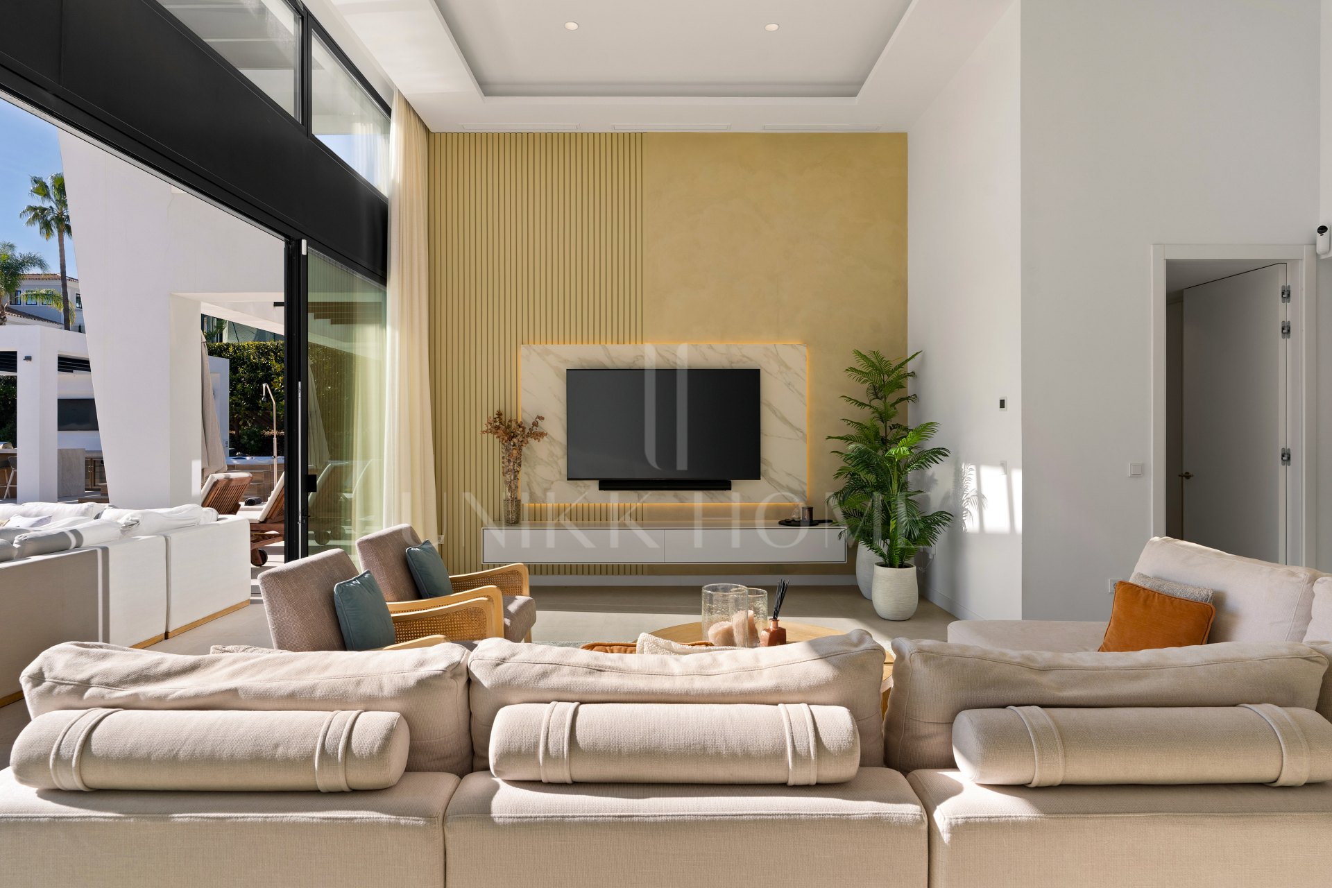 Villa for sale in Los Naranjos, Nueva Andalucia