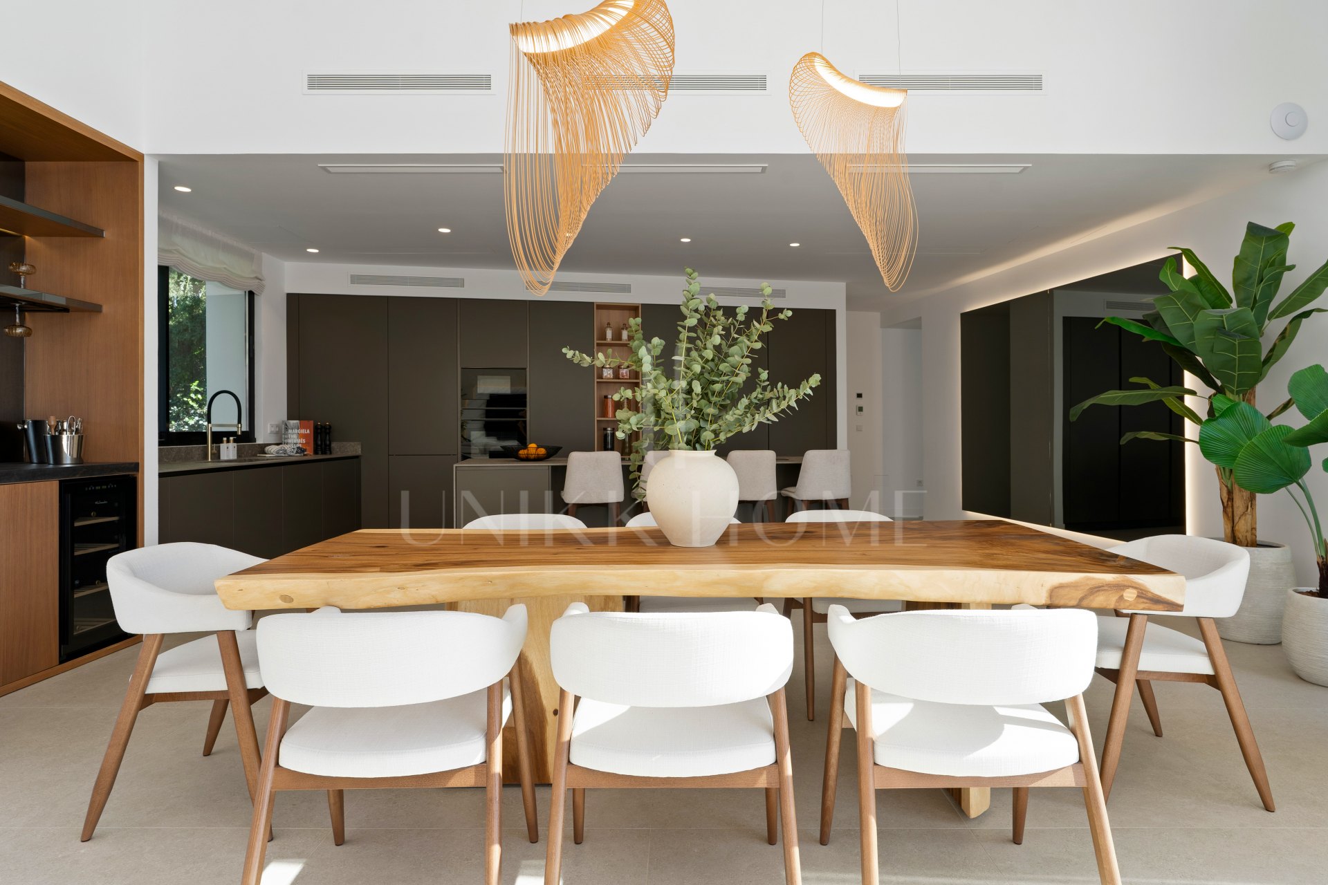 Villa for sale in Los Naranjos, Nueva Andalucia