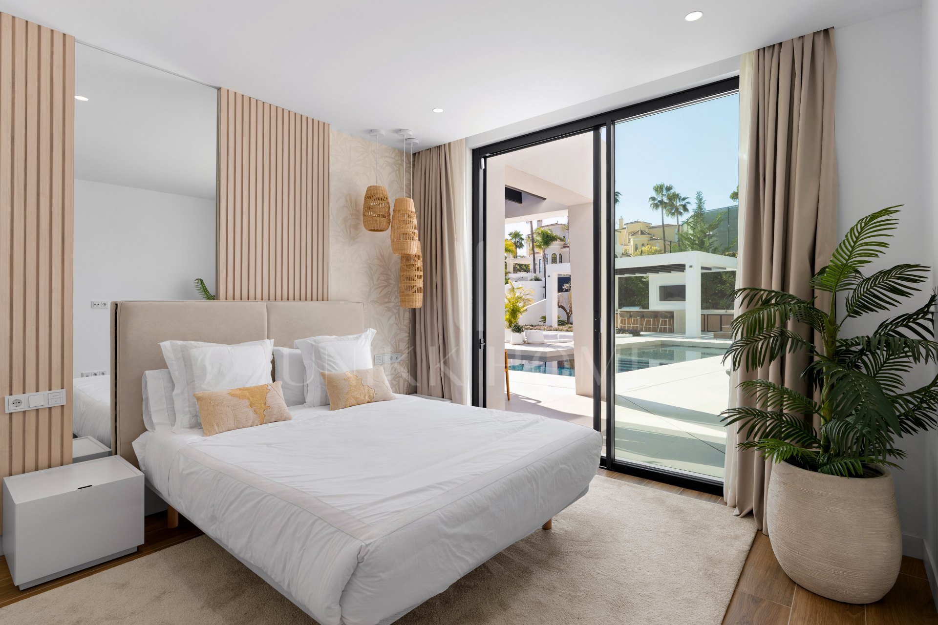 Villa for sale in Los Naranjos, Nueva Andalucia