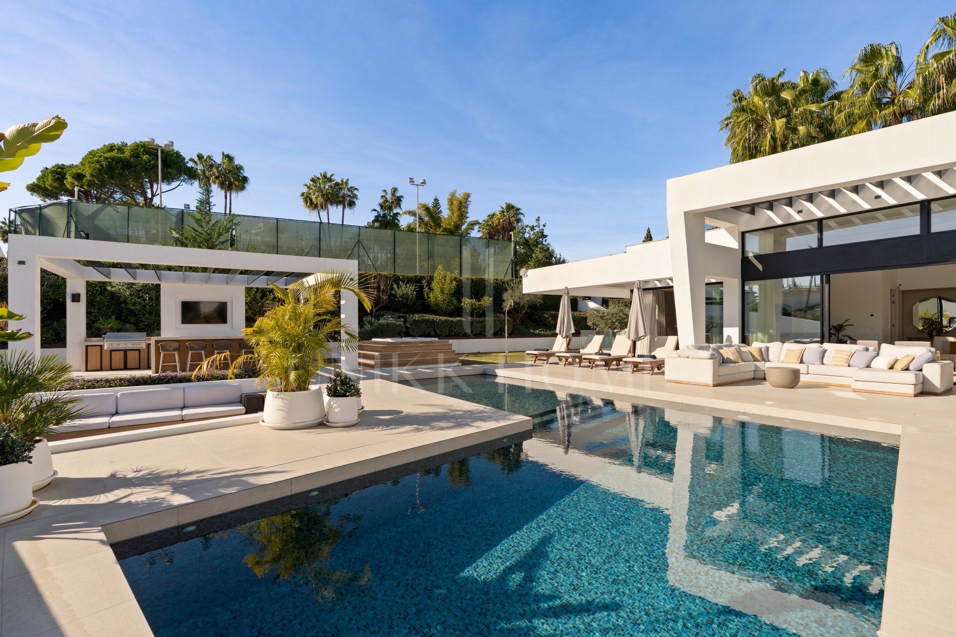 Villa for sale in Los Naranjos, Nueva Andalucia