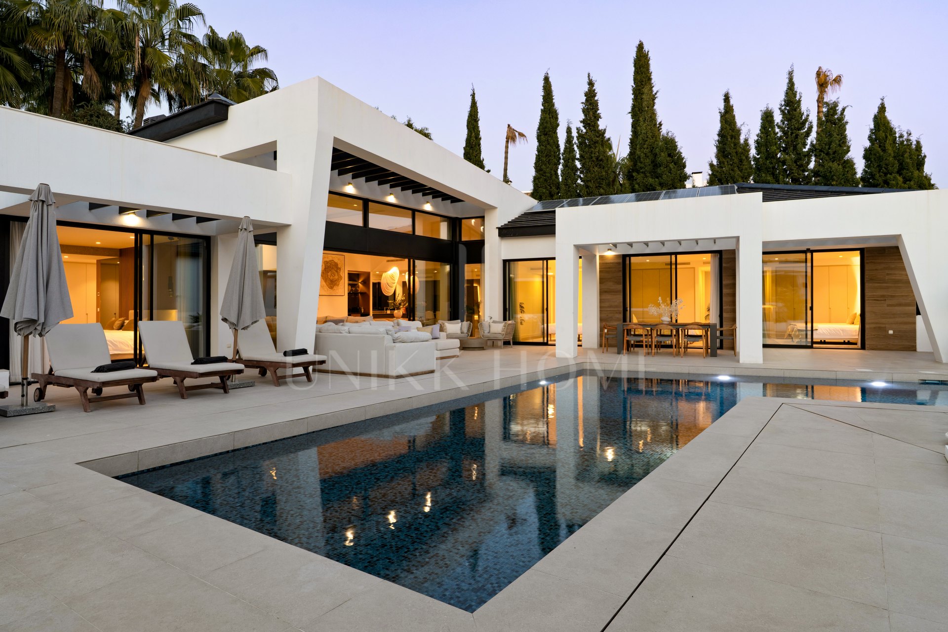 Villa for sale in Los Naranjos, Nueva Andalucia