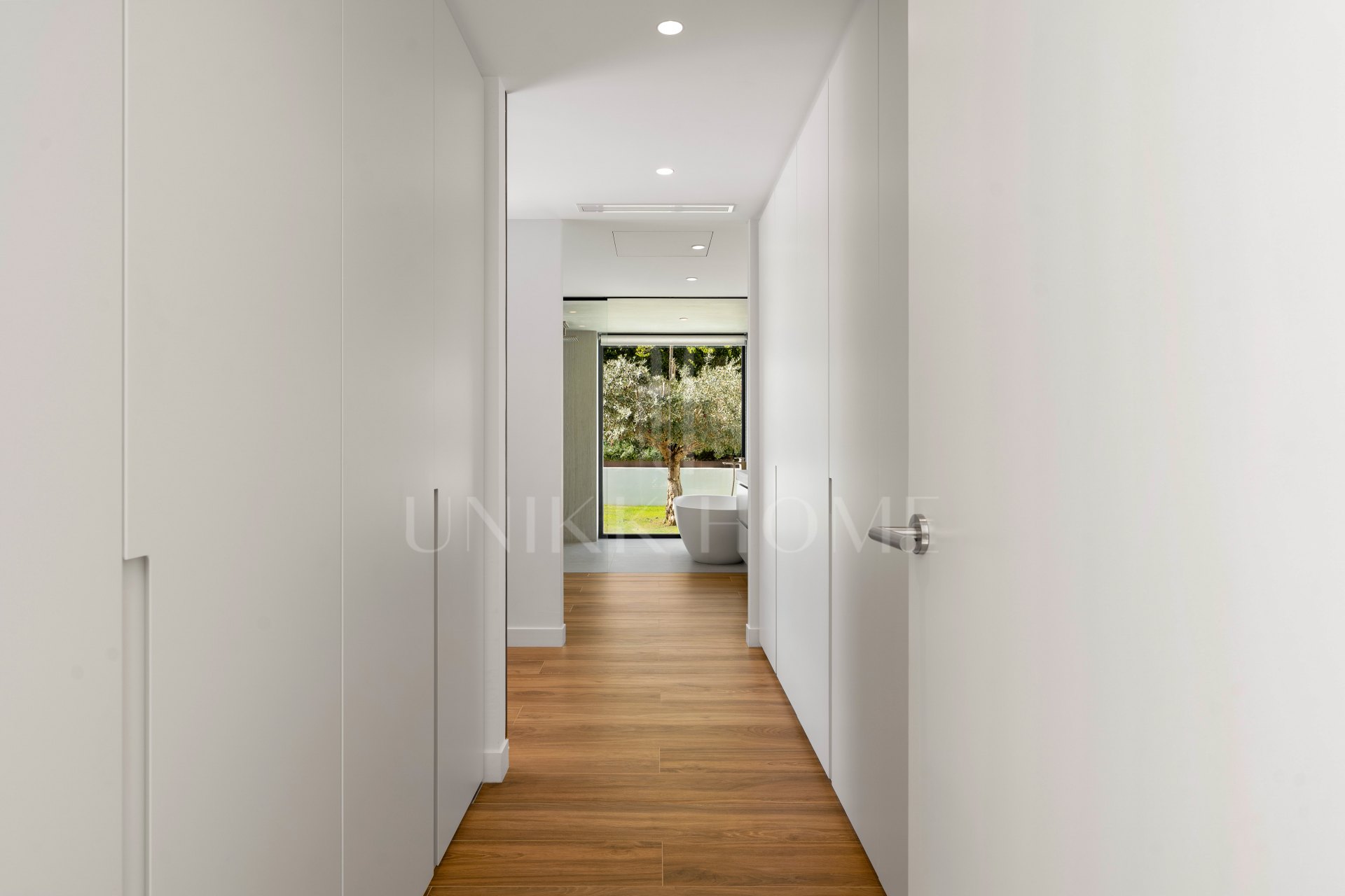 Villa for sale in Los Naranjos, Nueva Andalucia