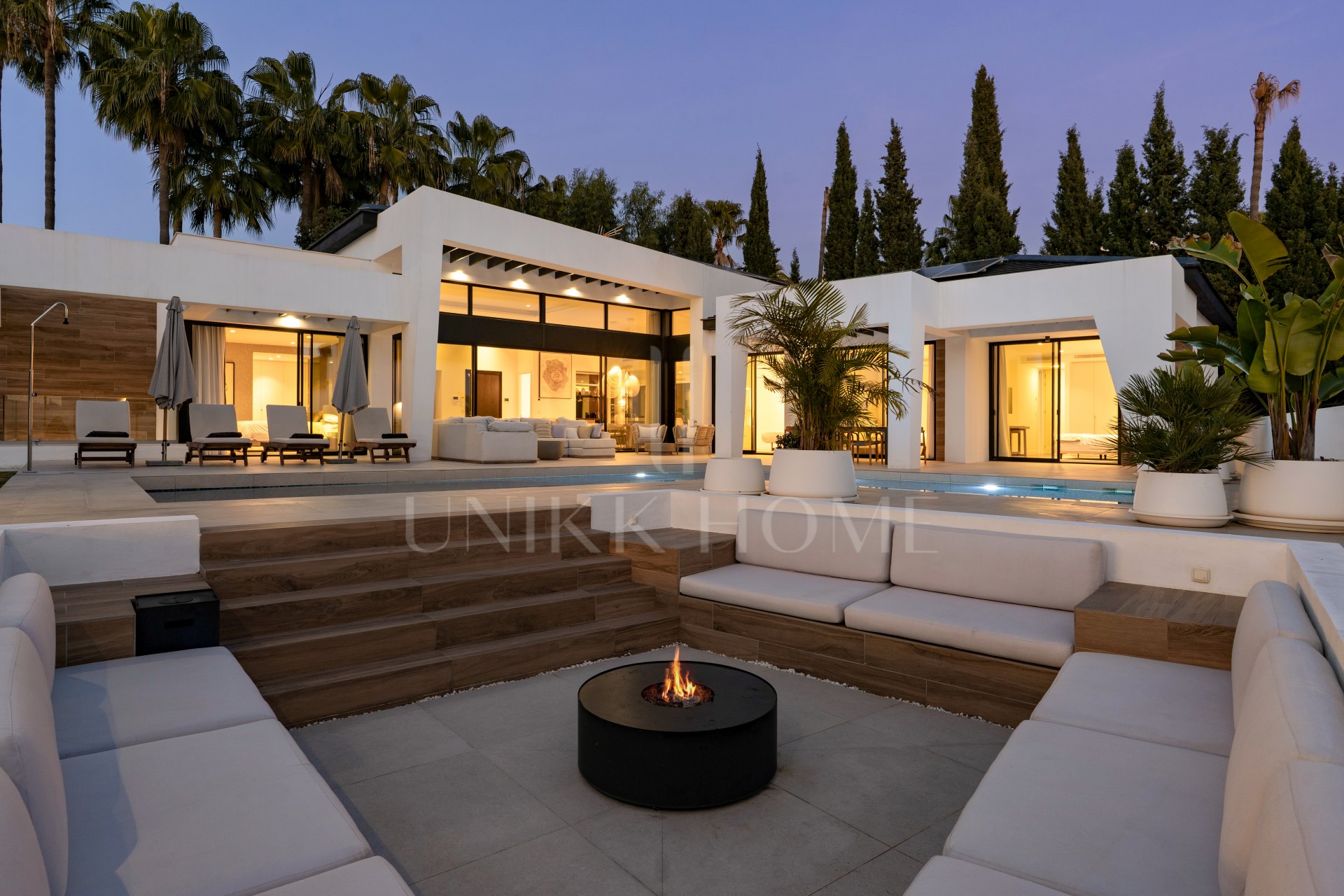 Villa for sale in Los Naranjos, Nueva Andalucia