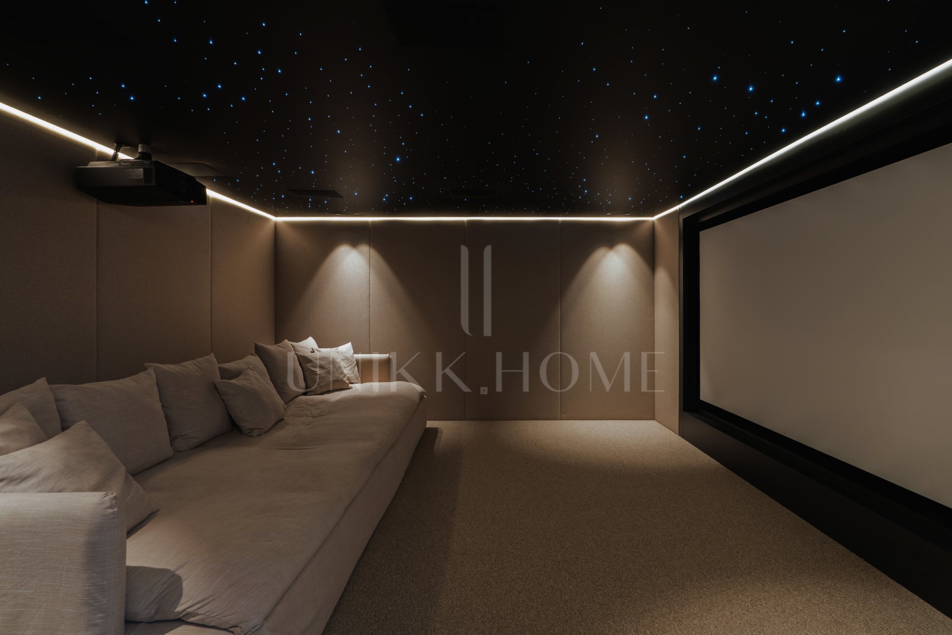 Villa for sale in Los Naranjos, Nueva Andalucia