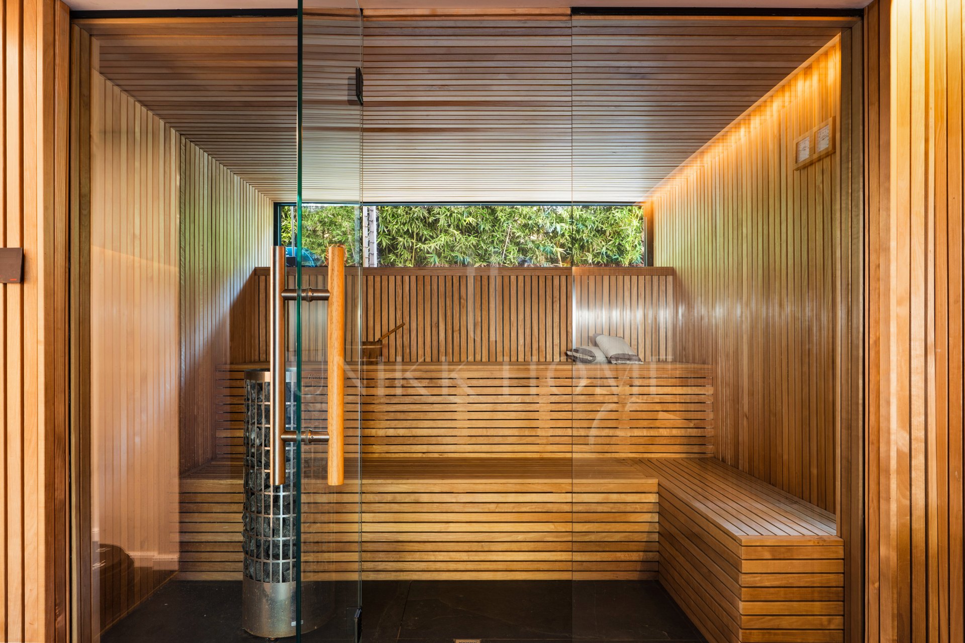 Villa for sale in Los Naranjos, Nueva Andalucia