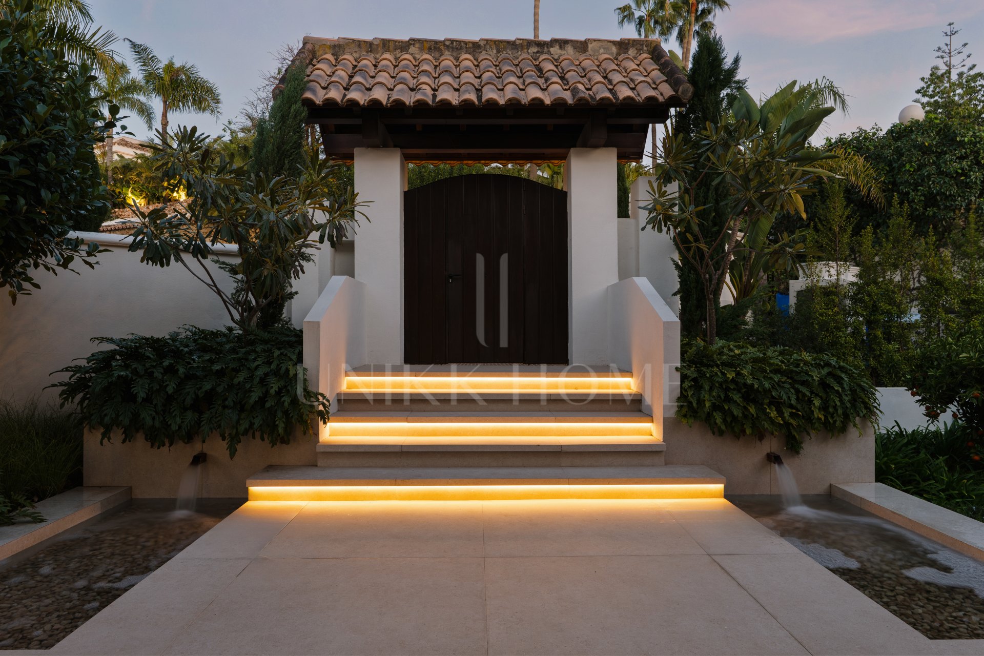 Villa for sale in Los Naranjos, Nueva Andalucia