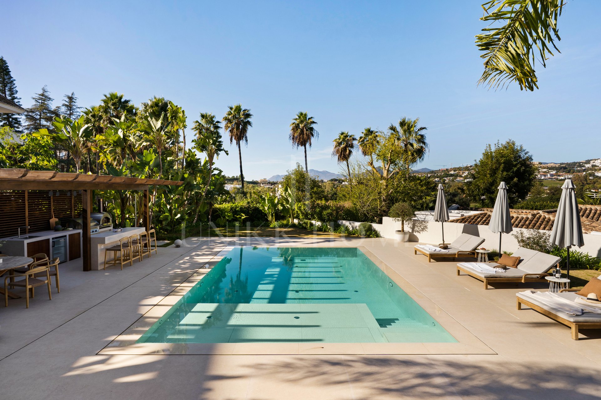 Villa for sale in Los Naranjos, Nueva Andalucia