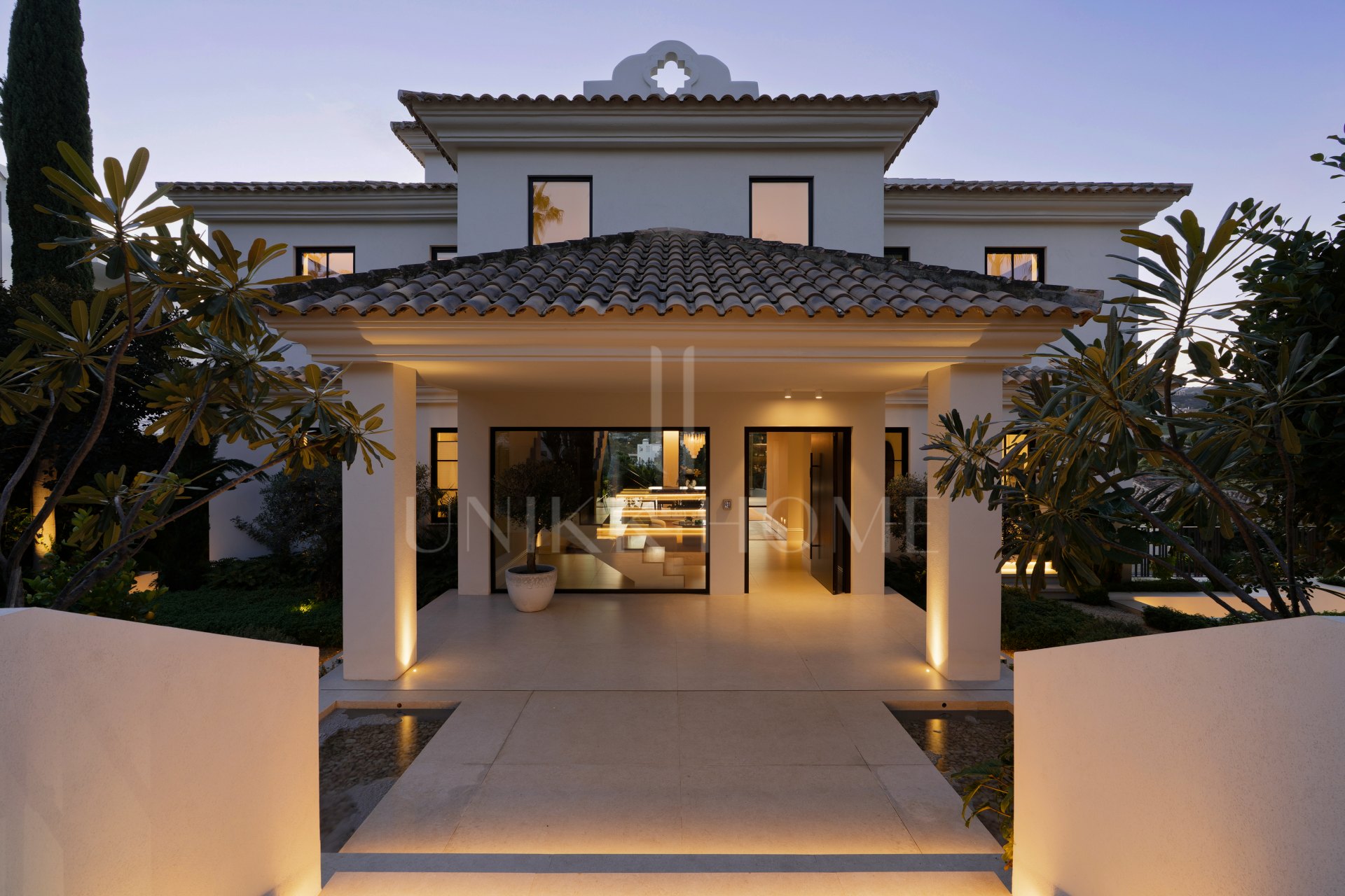 Villa for sale in Los Naranjos, Nueva Andalucia