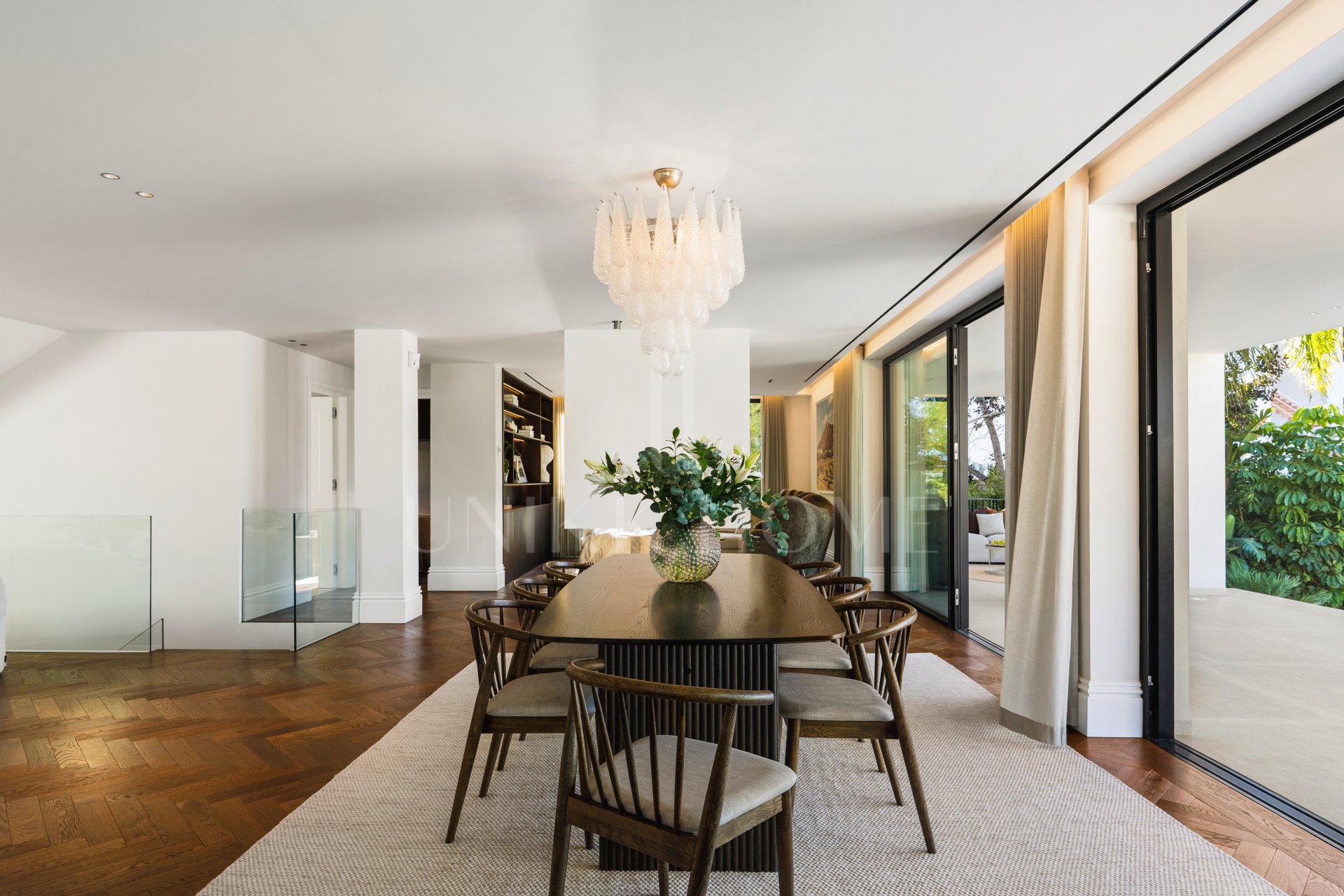 Villa for sale in Los Naranjos, Nueva Andalucia