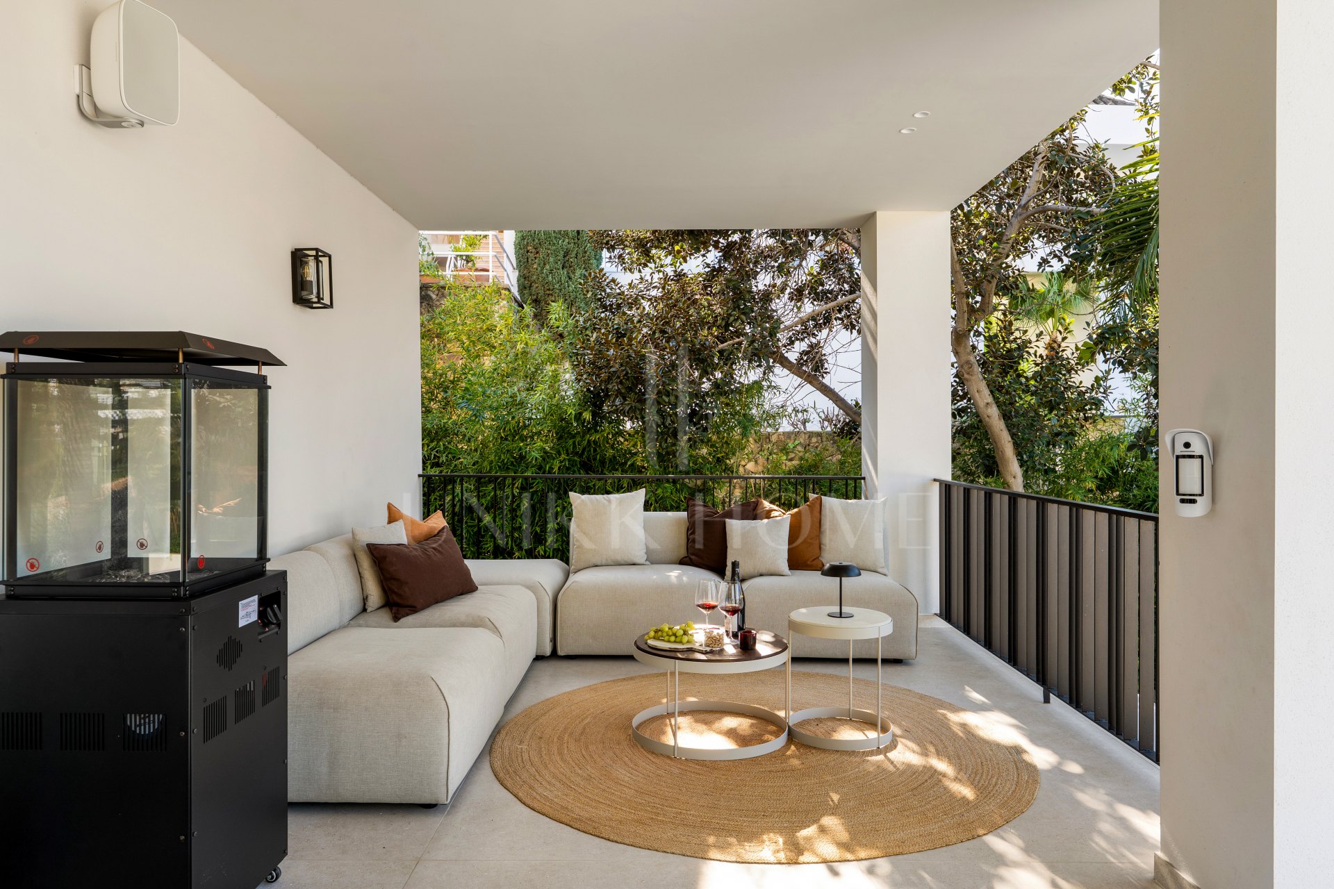 Villa for sale in Los Naranjos, Nueva Andalucia