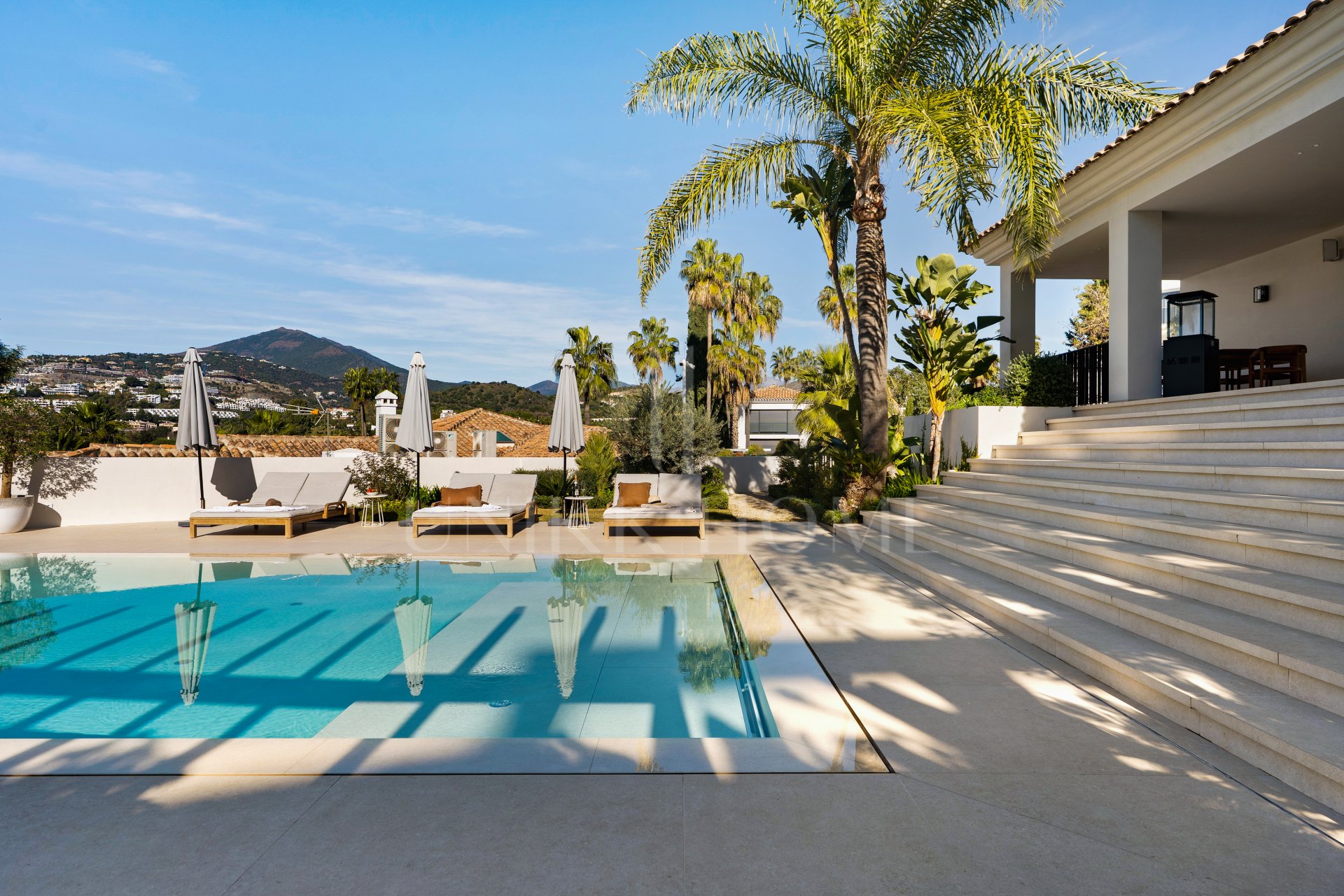 Villa for sale in Los Naranjos, Nueva Andalucia