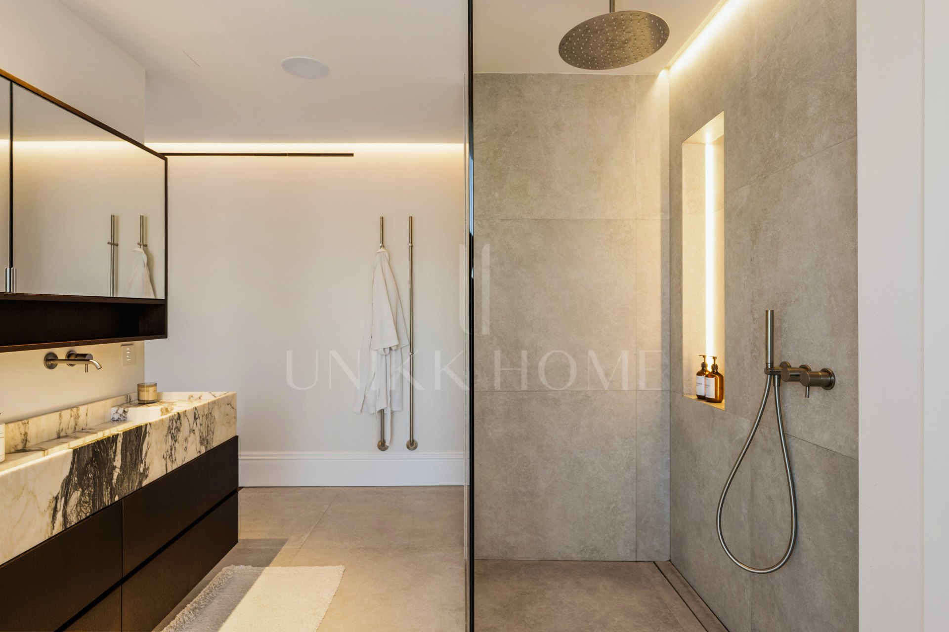 Villa for sale in Los Naranjos, Nueva Andalucia