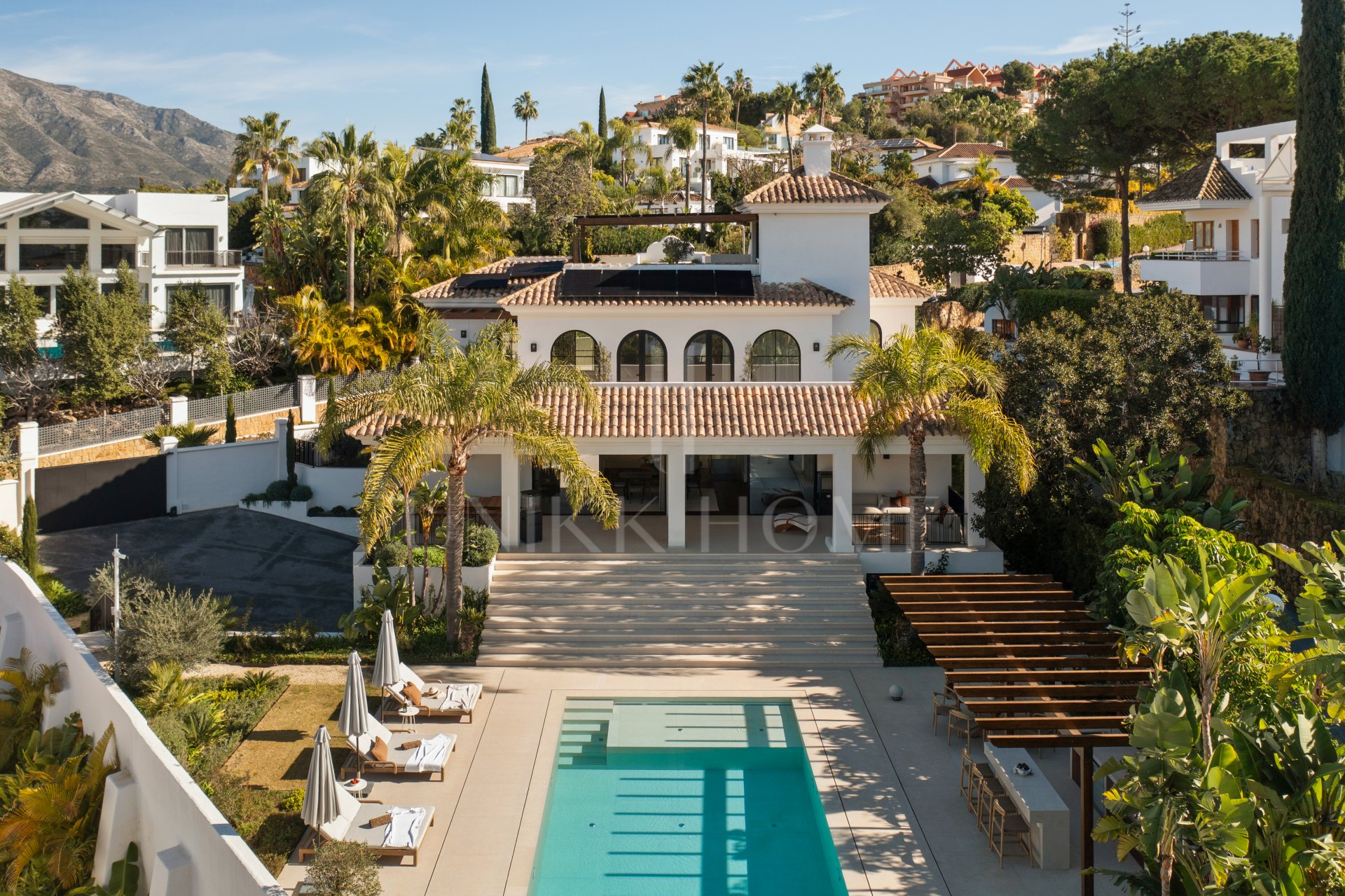 Villa for sale in Los Naranjos, Nueva Andalucia