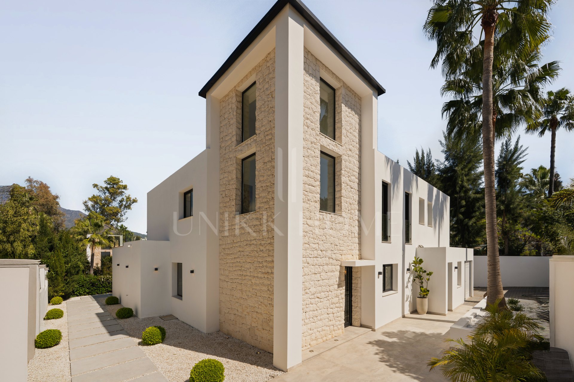 Villa for sale in Las Brisas, Nueva Andalucia