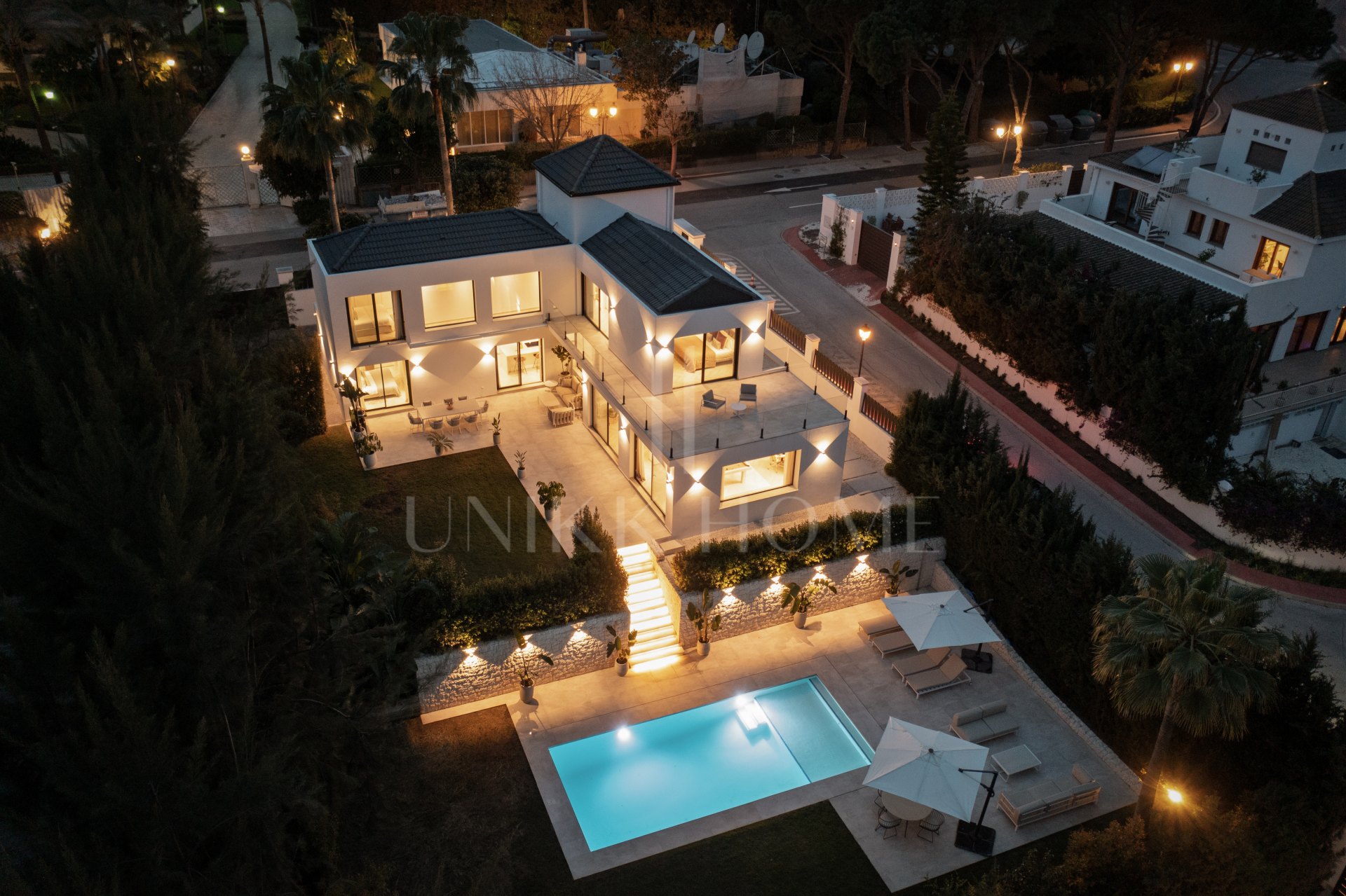 Villa for sale in Las Brisas, Nueva Andalucia