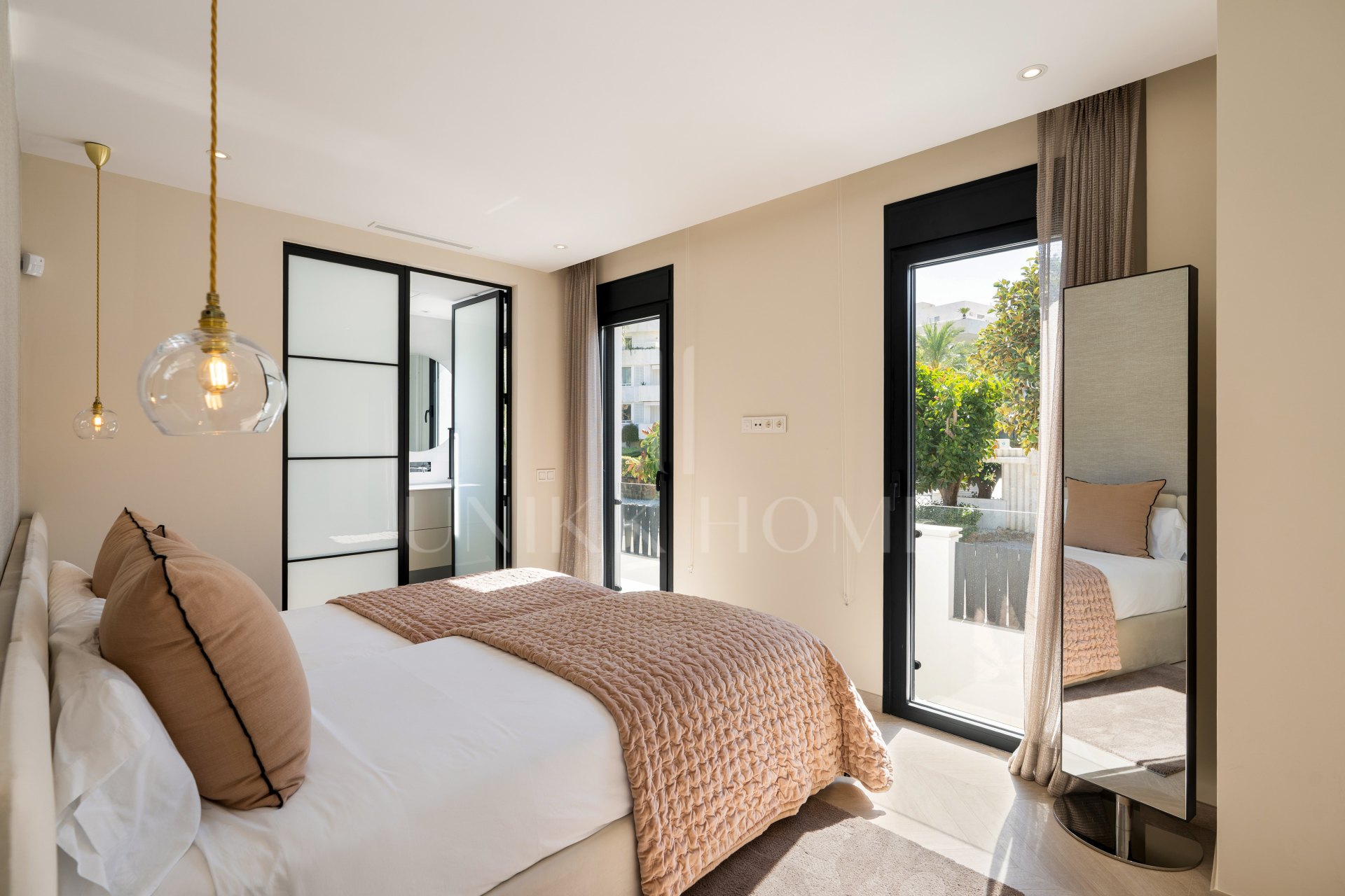 Villa for sale in Las Brisas, Nueva Andalucia