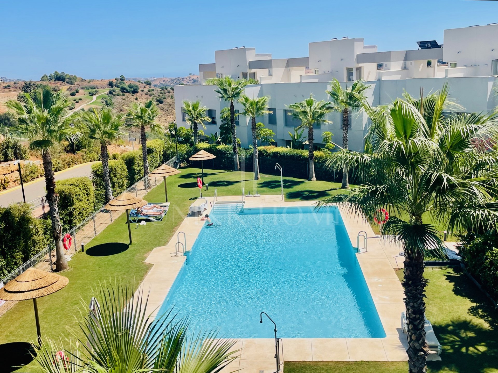 Oportunidad única: lujosa casa adosada con moderno ascensor de cristal en La Cala Golf Resort