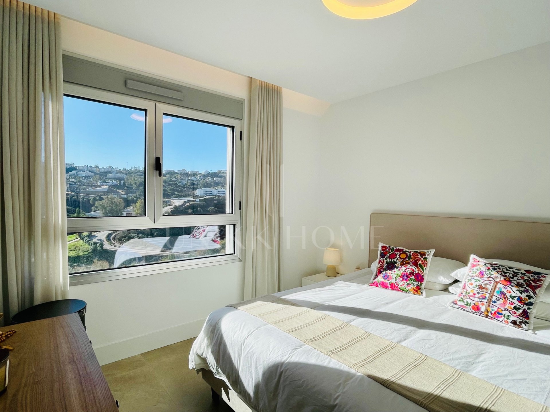 Oportunidad única: lujosa casa adosada con moderno ascensor de cristal en La Cala Golf Resort