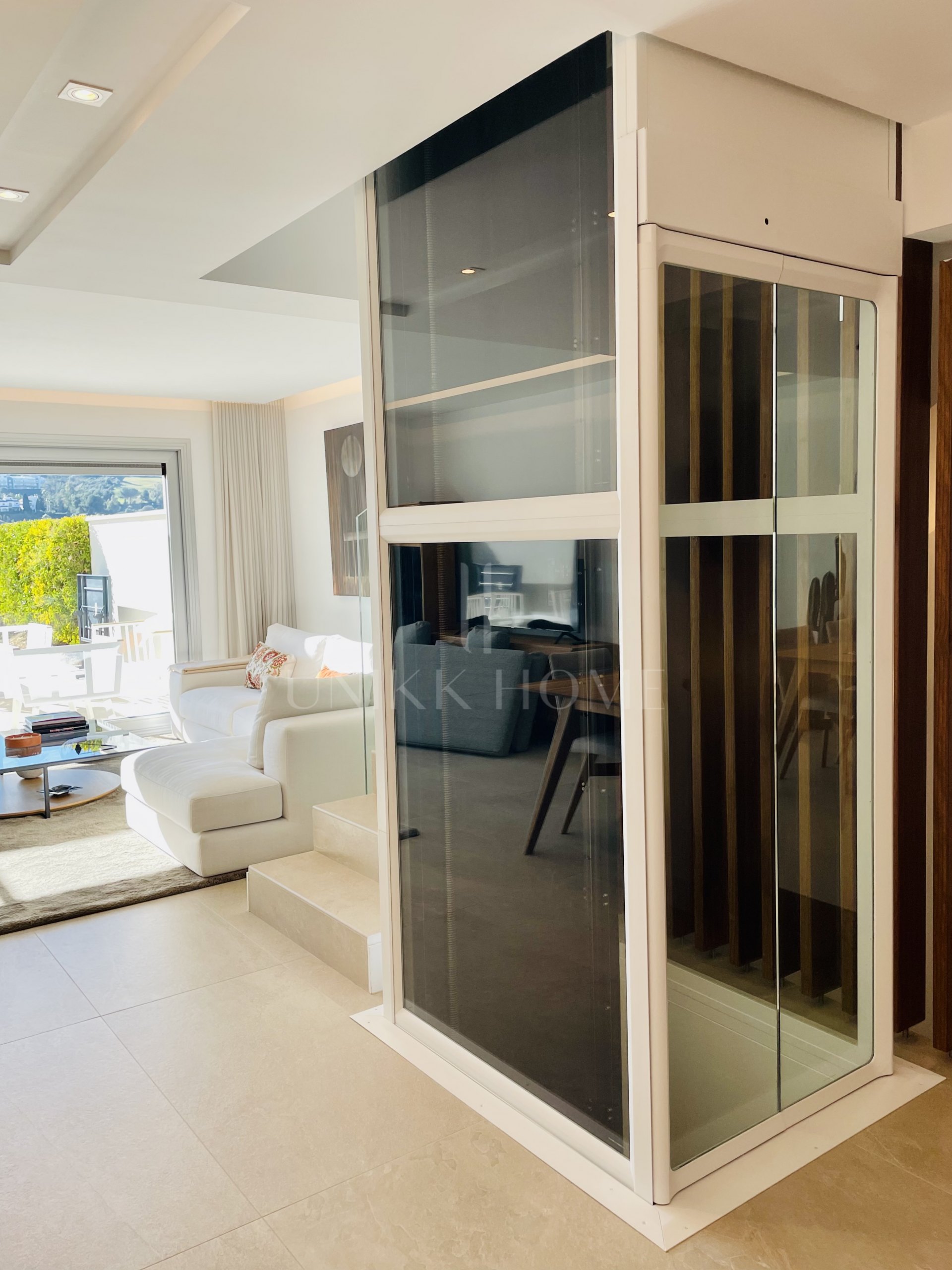 Oportunidad única: lujosa casa adosada con moderno ascensor de cristal en La Cala Golf Resort