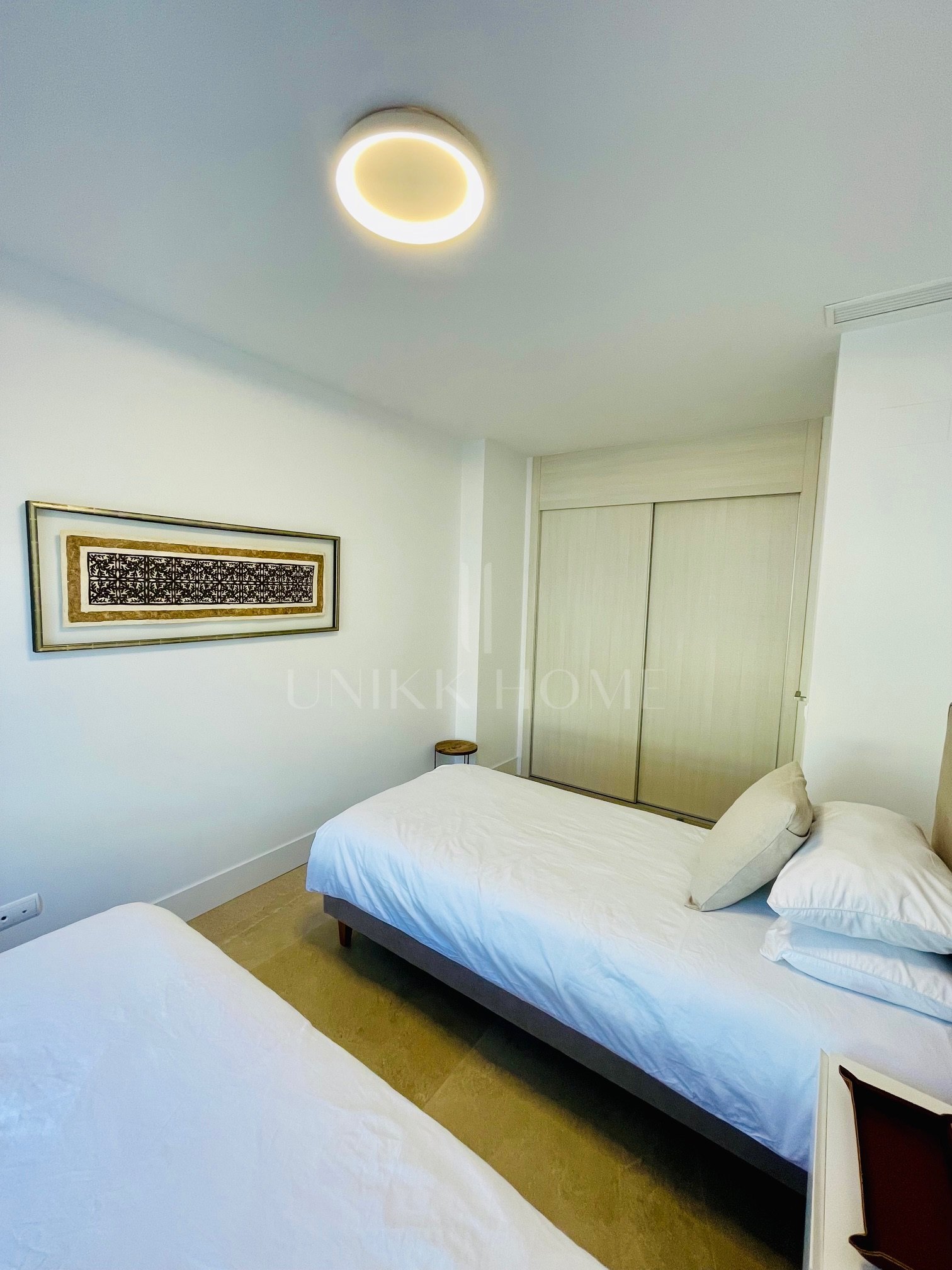 Oportunidad única: lujosa casa adosada con moderno ascensor de cristal en La Cala Golf Resort