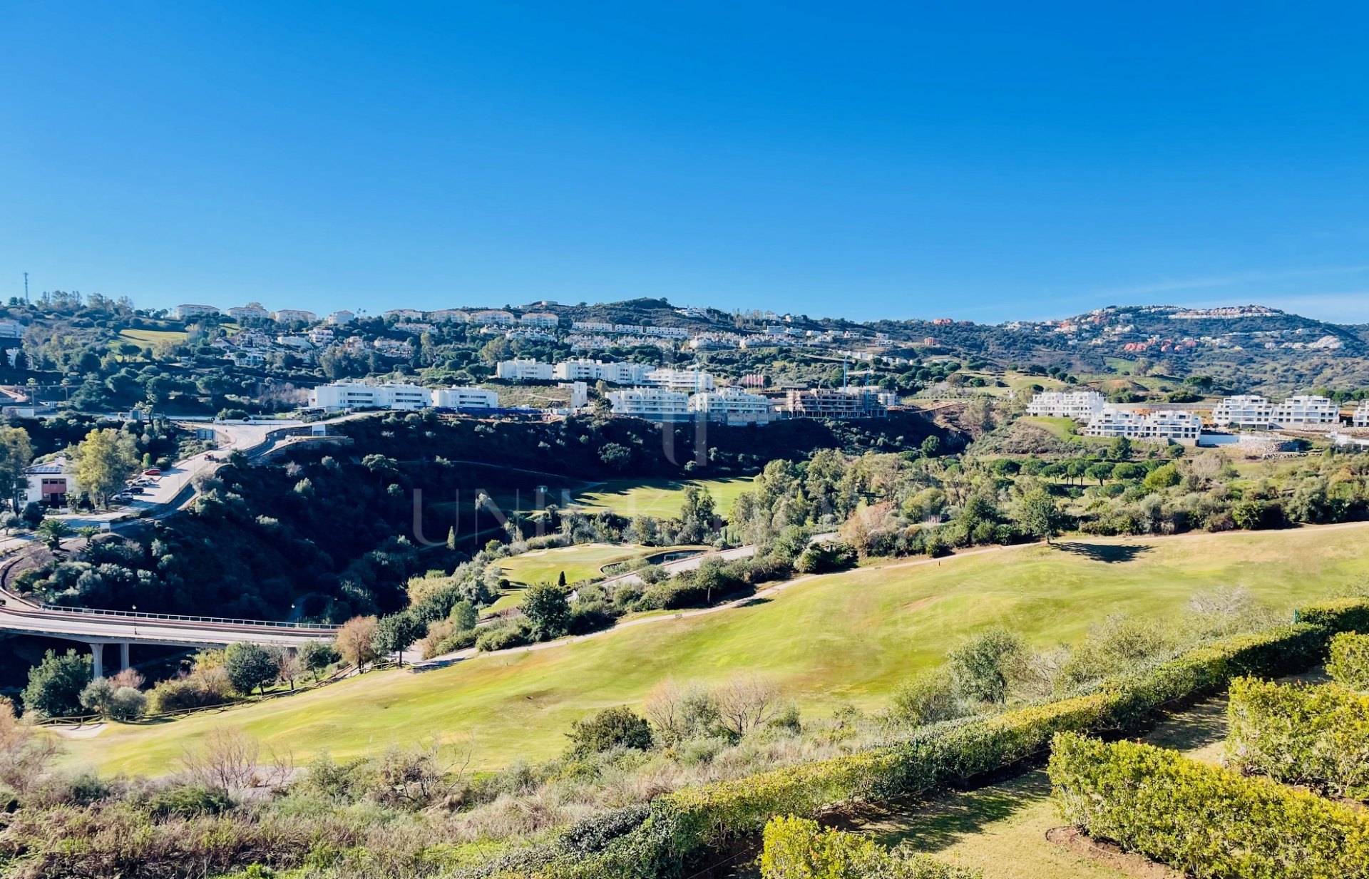 Oportunidad única: lujosa casa adosada con moderno ascensor de cristal en La Cala Golf Resort