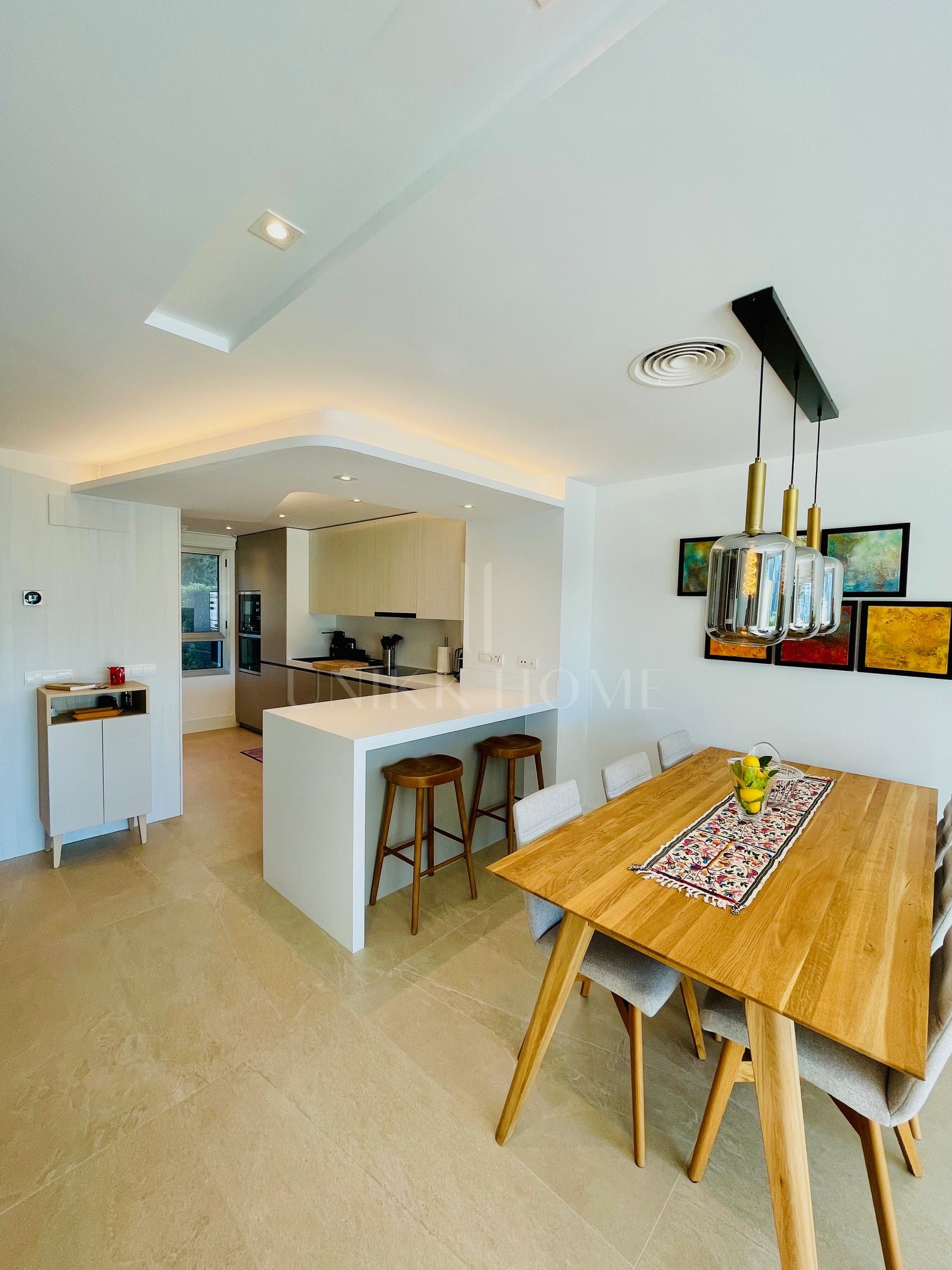 Oportunidad única: lujosa casa adosada con moderno ascensor de cristal en La Cala Golf Resort