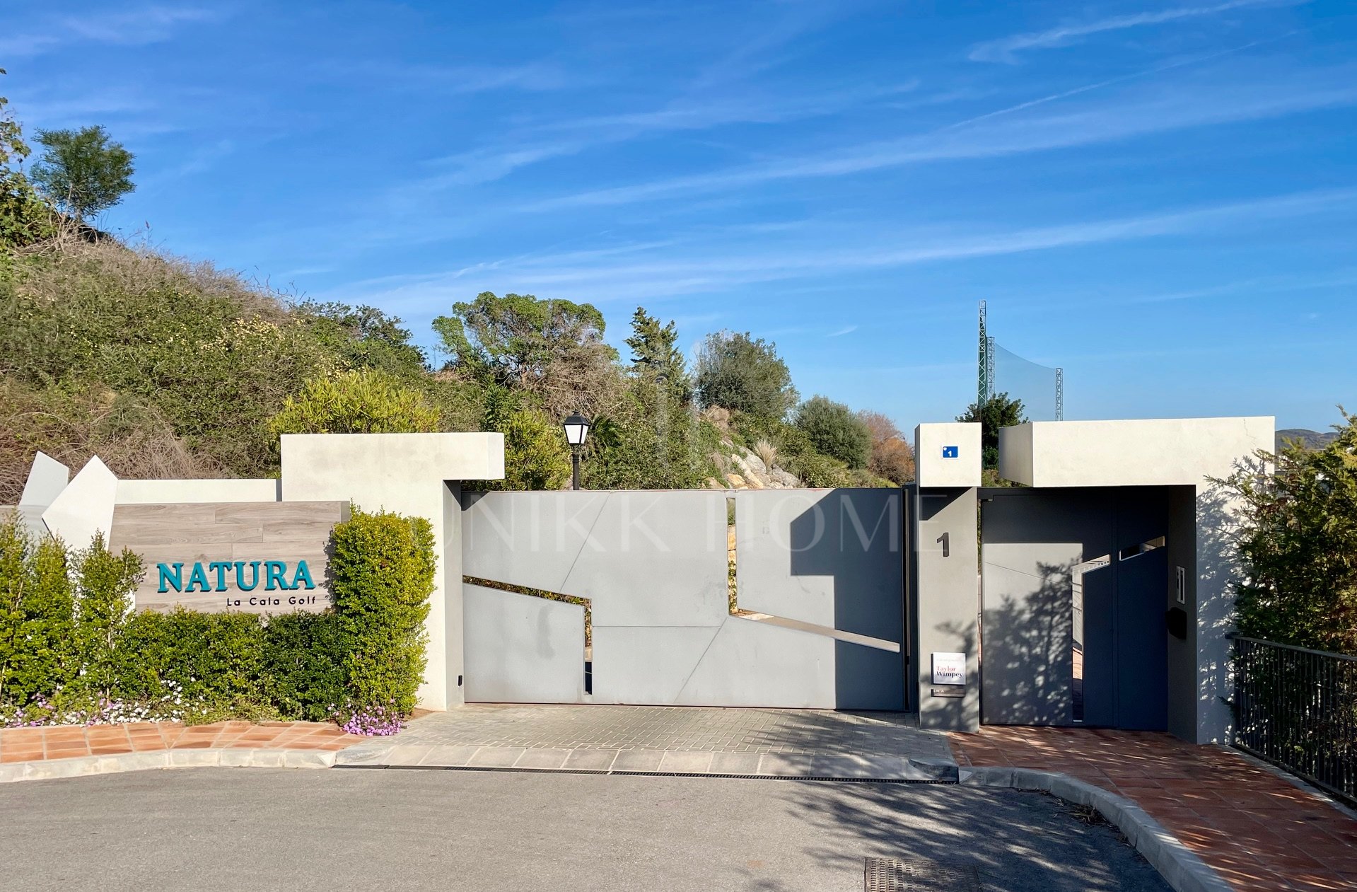 Oportunidad única: lujosa casa adosada con moderno ascensor de cristal en La Cala Golf Resort