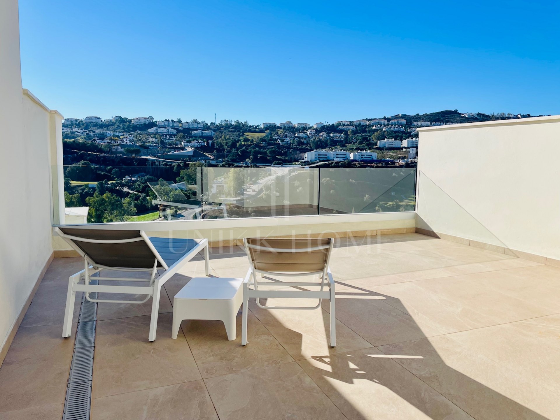 Oportunidad única: lujosa casa adosada con moderno ascensor de cristal en La Cala Golf Resort