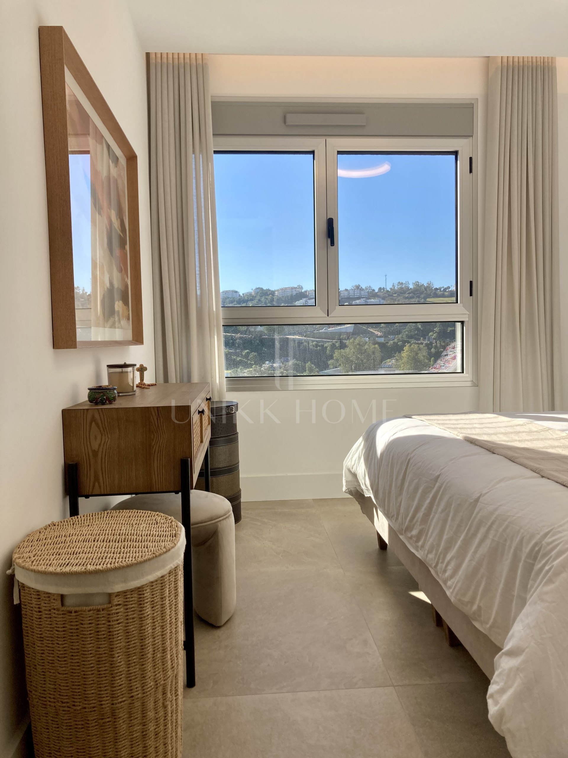 Oportunidad única: lujosa casa adosada con moderno ascensor de cristal en La Cala Golf Resort