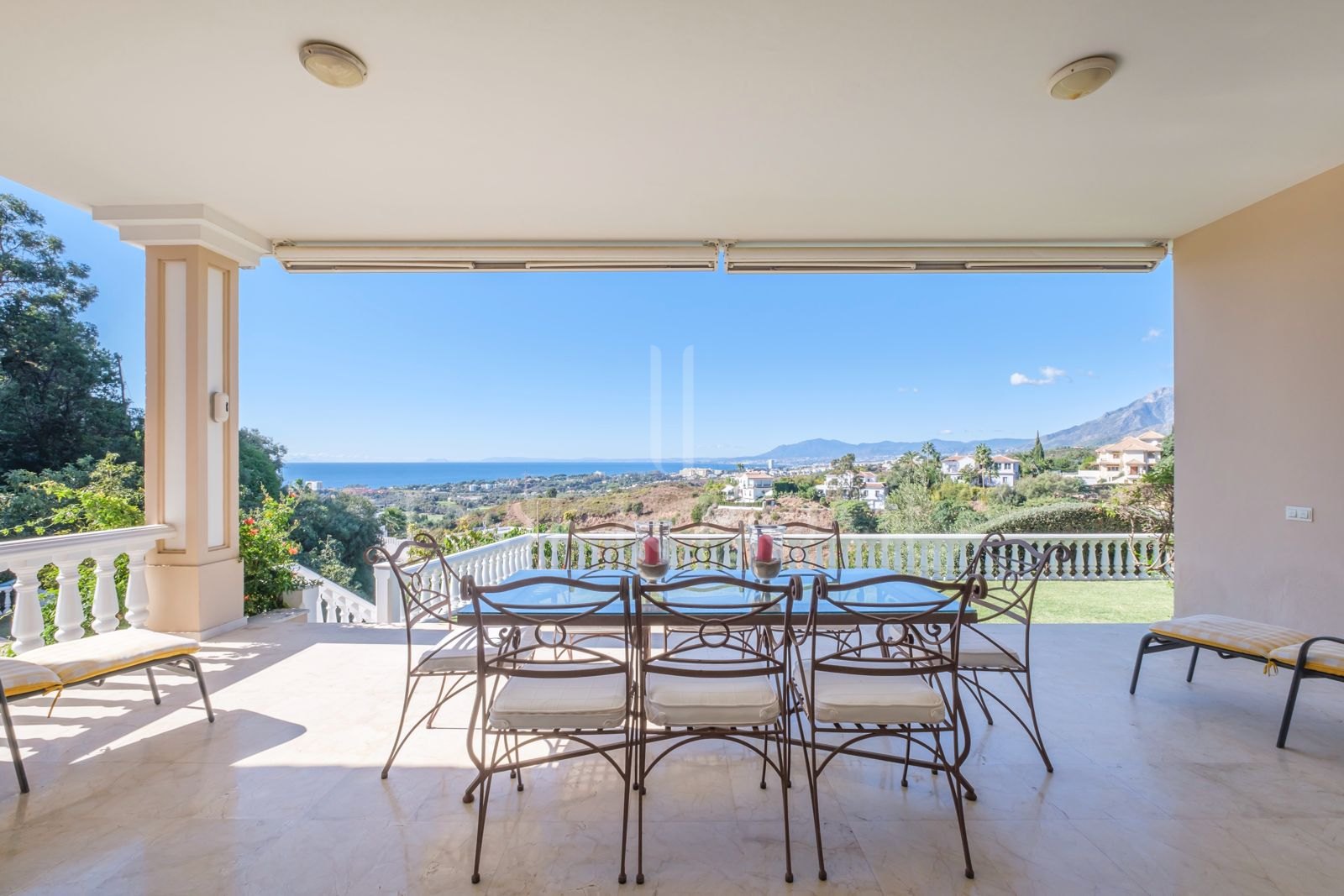 Villa andaluza con vistas despejadas al mar y apartamento independiente - El Rosario Marbella