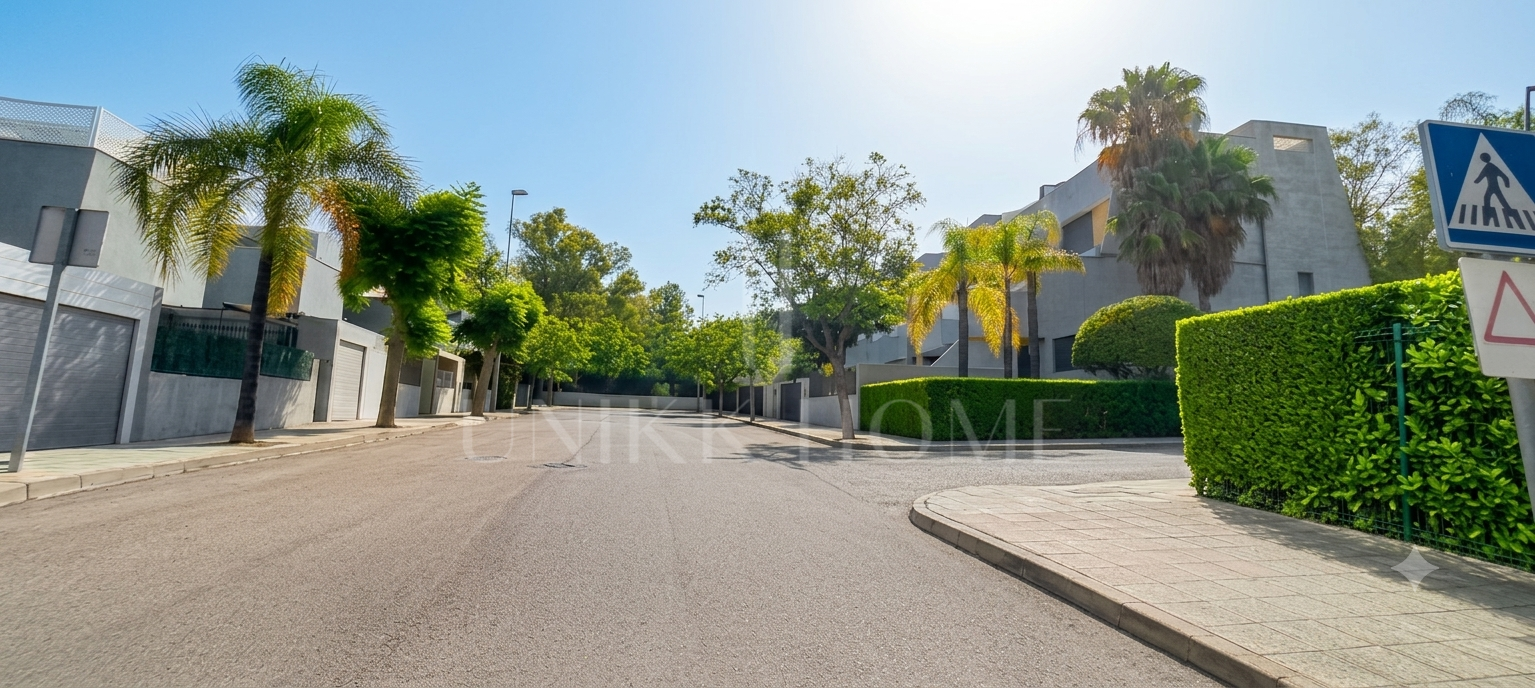Contemporary townhouse with private pool and solarium in Polo Sur. A family and versatile semi-detached house with author architecture, private pool and solarium, in one of the most unique residential enclaves of San Enrique de Guadiaro.