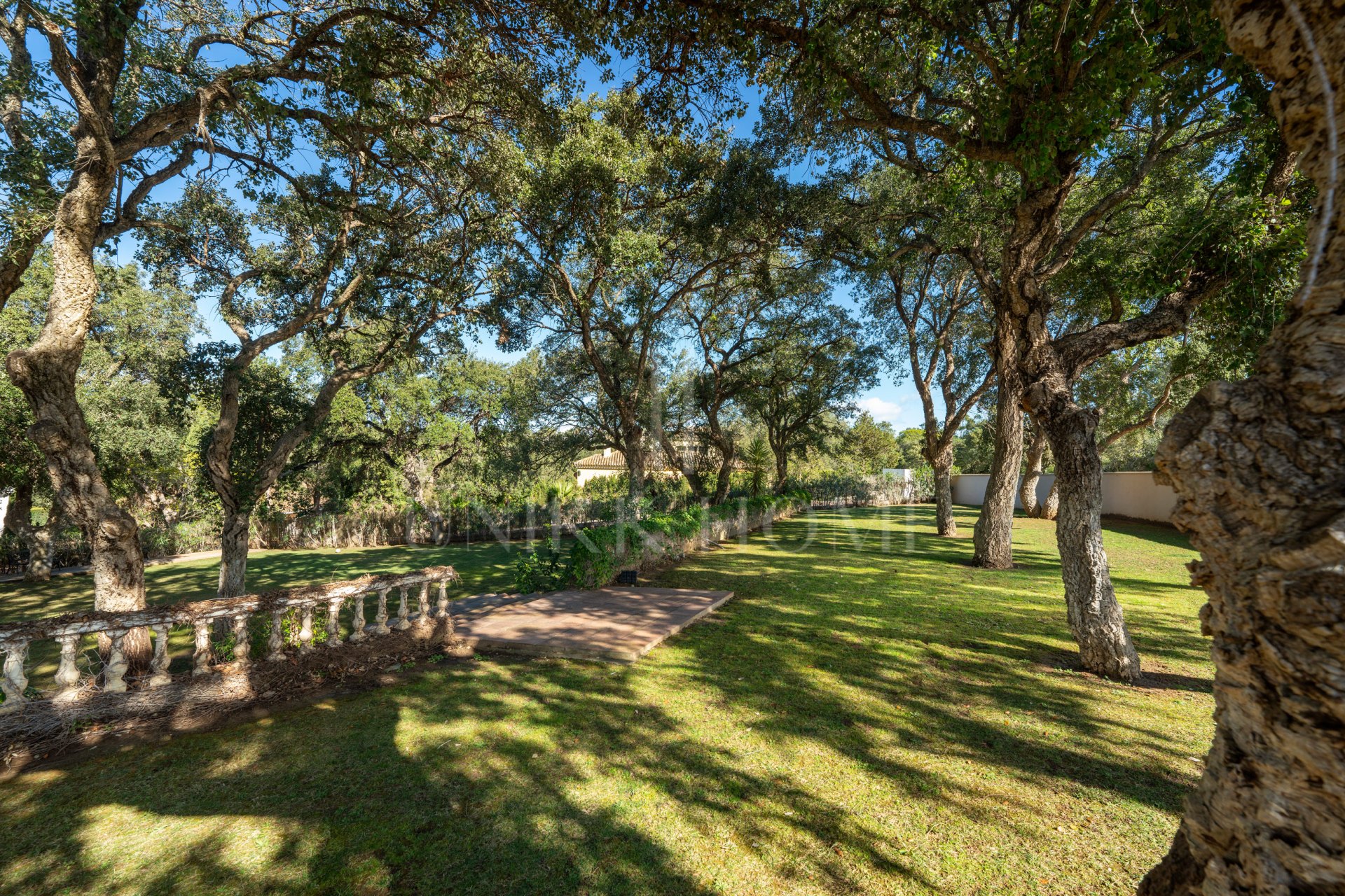 Plot with own water, with beautiful mature garden; exterior enclosure wall and completely fenced, for sale in Sotogrande
