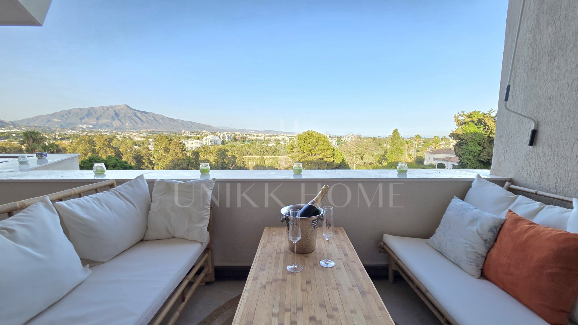Frontline golf apartment with panoramic views