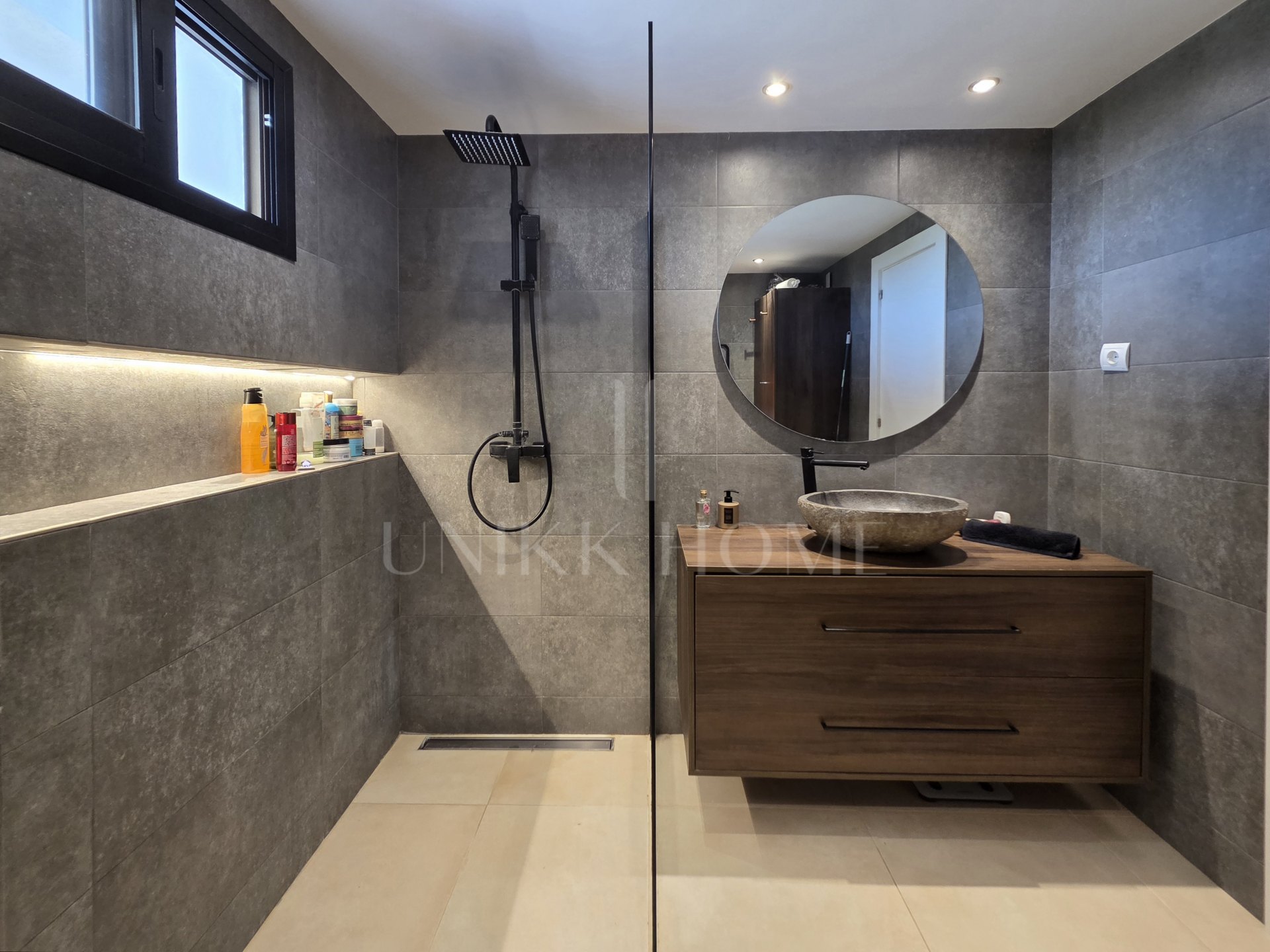 Frontline golf apartment with panoramic views