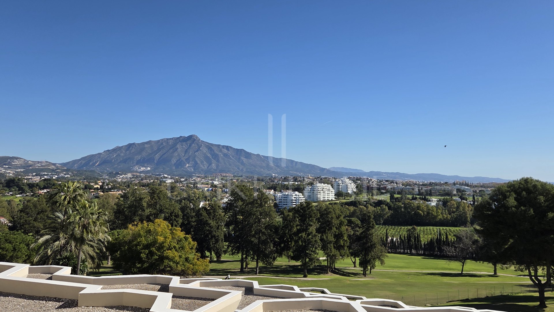 Frontline golf apartment with panoramic views