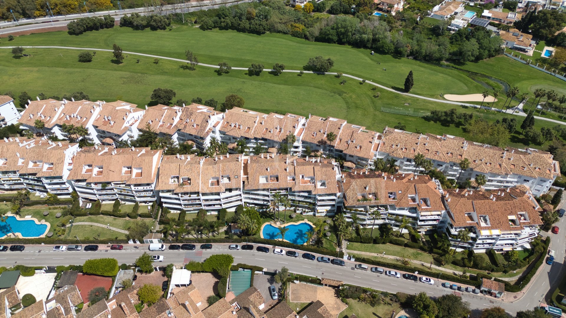 ÁTICO DÚPLEX EN GUADALMINA BAJA – 290 m² | 5 SUITES | 3 GARAJES | GRAN OPORTUNIDAD