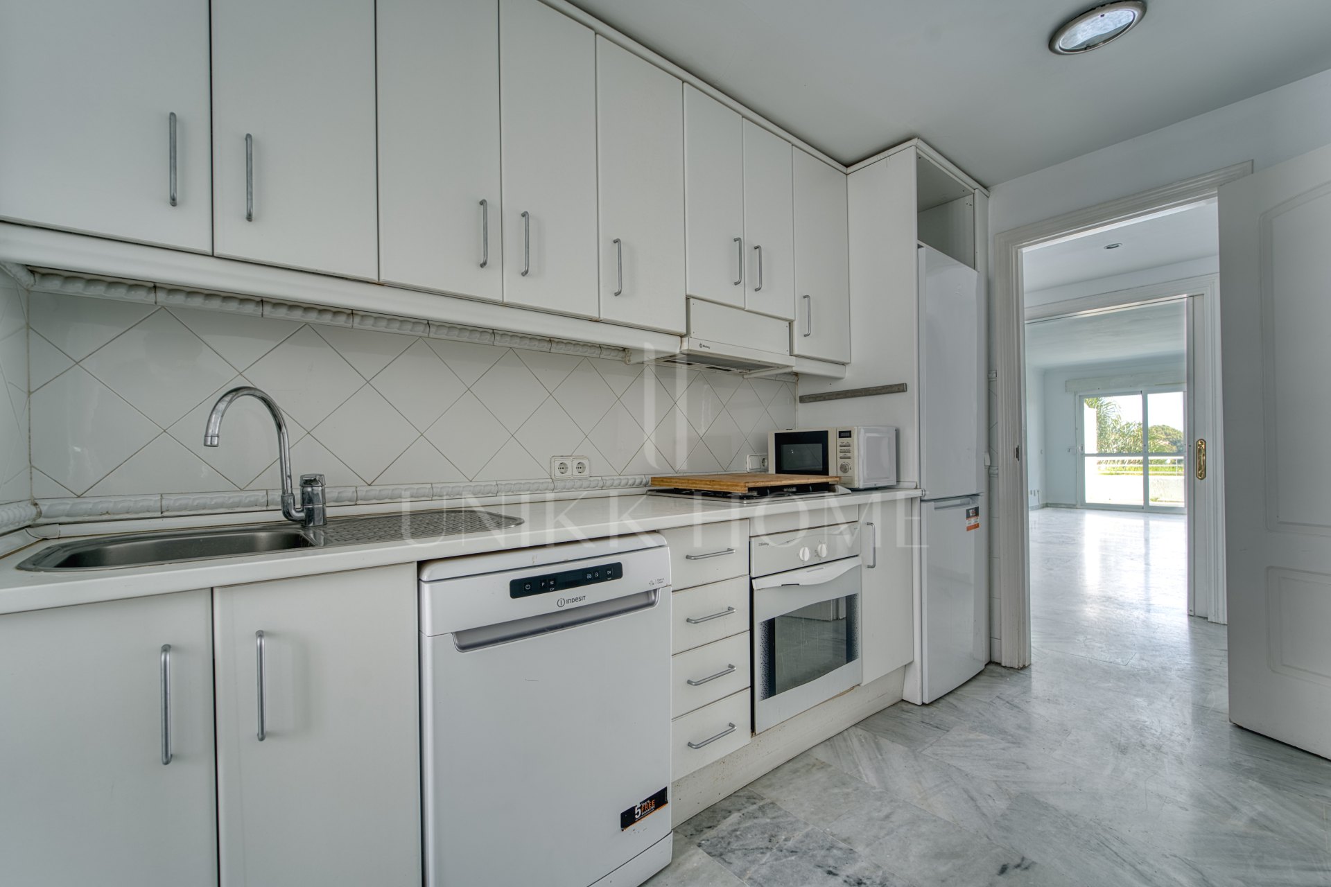 ÁTICO DÚPLEX EN GUADALMINA BAJA – 290 m² | 5 SUITES | 3 GARAJES | GRAN OPORTUNIDAD