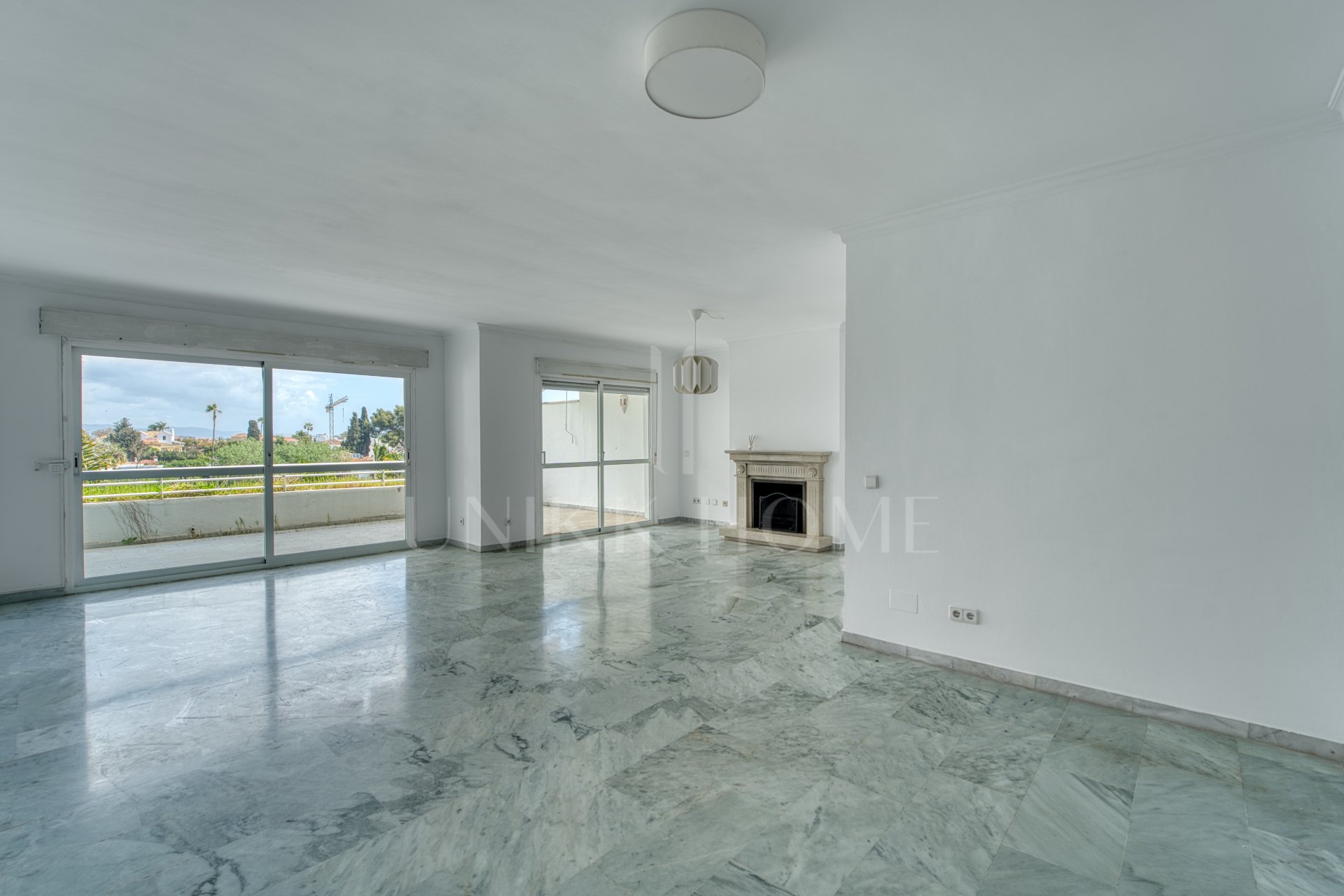 ÁTICO DÚPLEX EN GUADALMINA BAJA – 290 m² | 5 SUITES | 3 GARAJES | GRAN OPORTUNIDAD