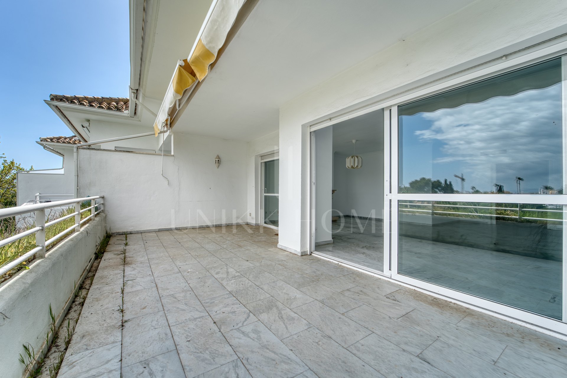 ÁTICO DÚPLEX EN GUADALMINA BAJA – 290 m² | 5 SUITES | 3 GARAJES | GRAN OPORTUNIDAD