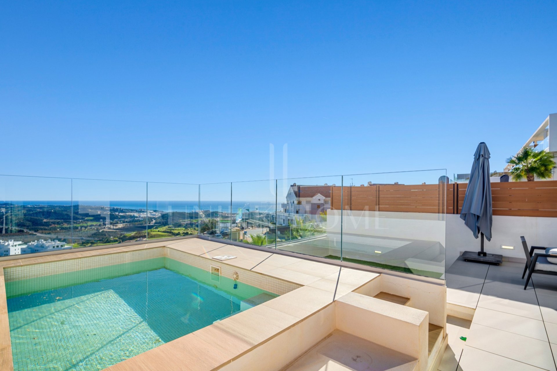 Piso deluxe con piscina privada y vista al mar